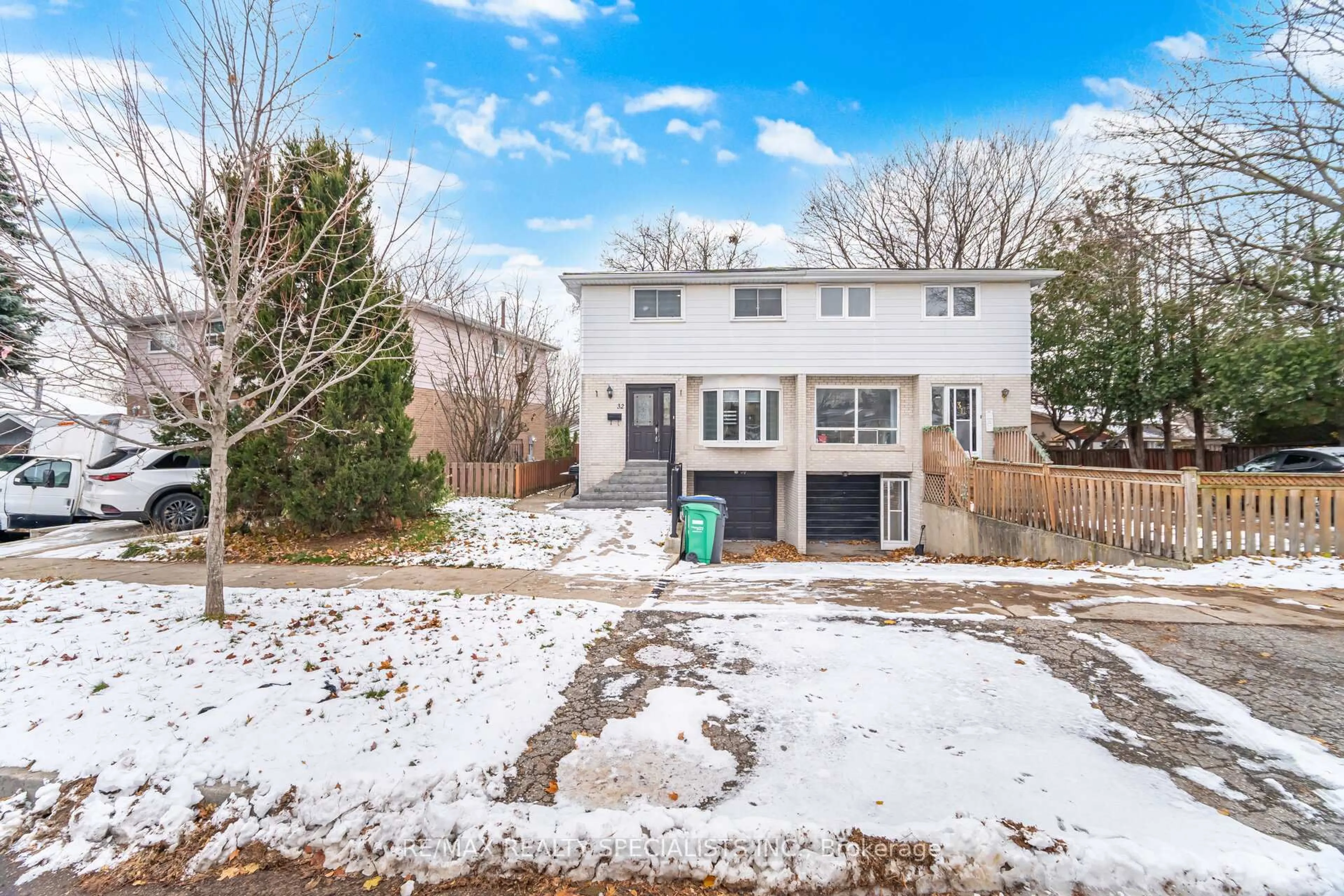 A pic from outside/outdoor area/front of a property/back of a property/a pic from drone, street for 32 Newstead Cres, Brampton Ontario L6V 2A7