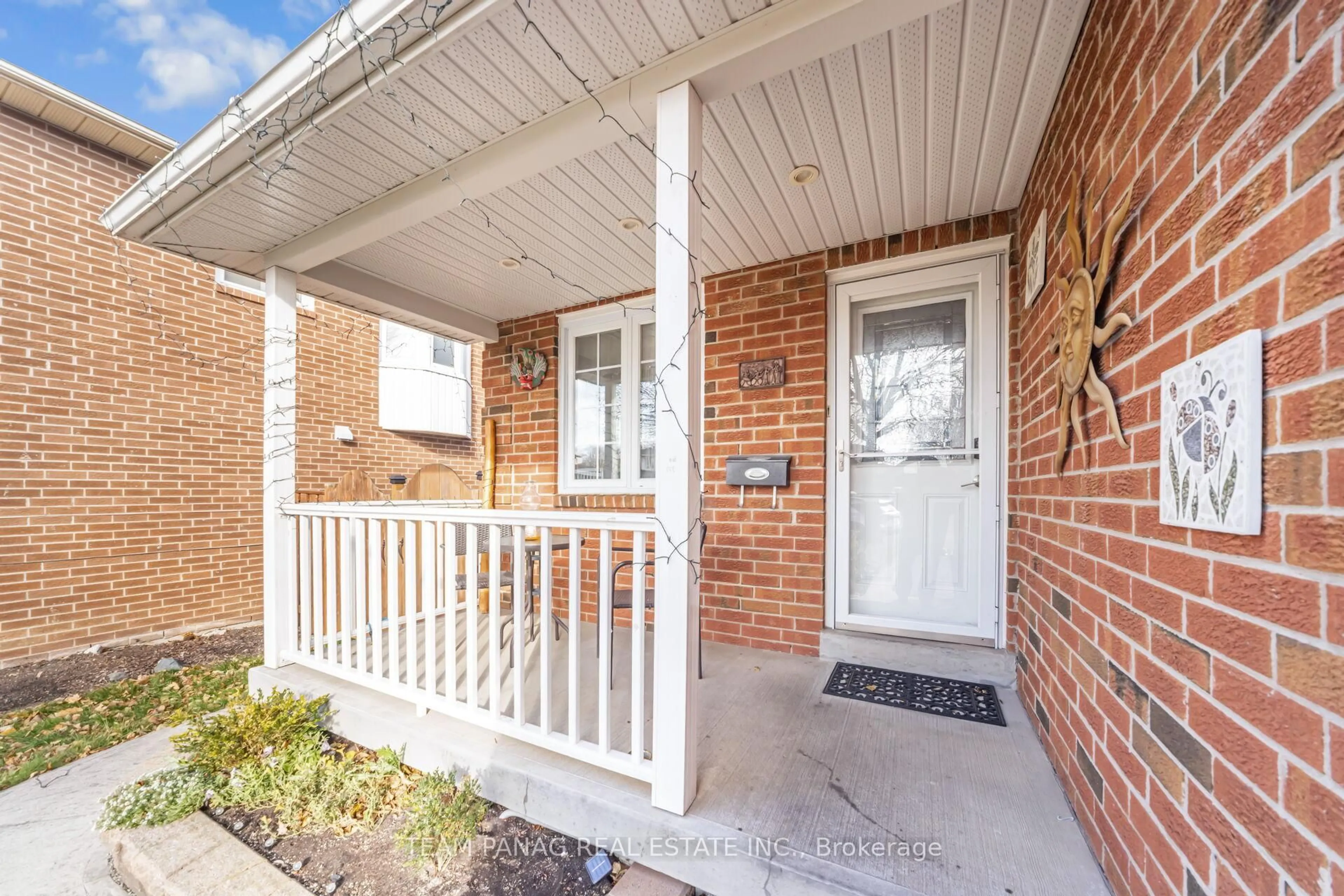 Indoor entryway for 6 Howard Crt, Brampton Ontario L6Z 3B4