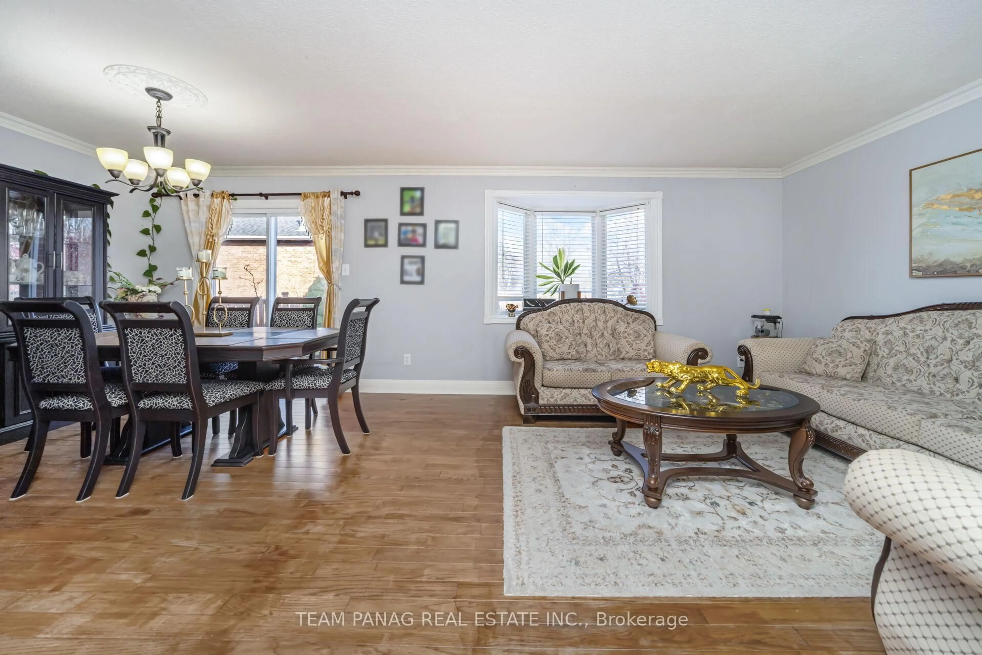Living room with furniture, wood/laminate floor for 6 Howard Crt, Brampton Ontario L6Z 3B4