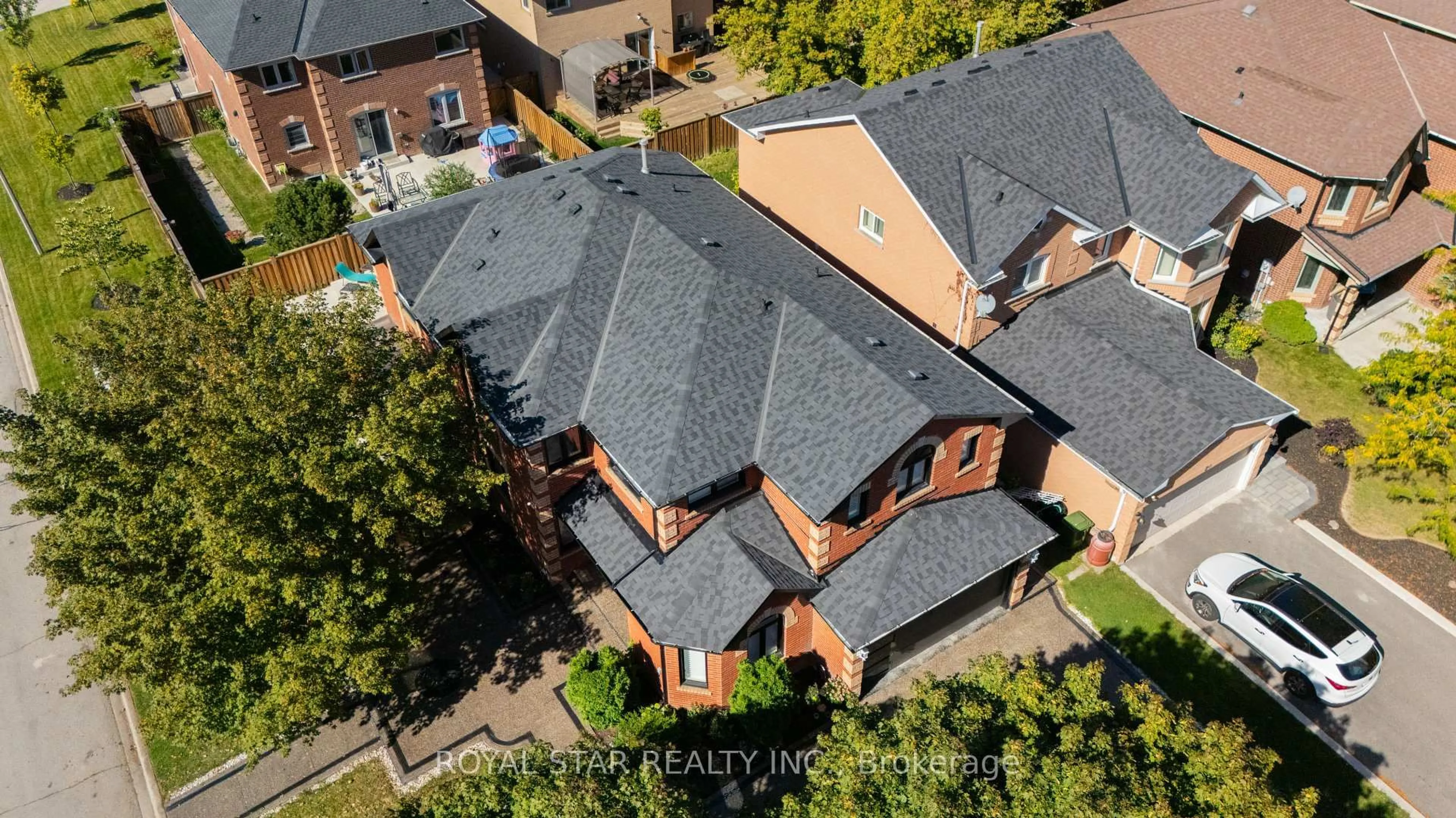 A pic from outside/outdoor area/front of a property/back of a property/a pic from drone, city buildings view from balcony for 22 Livingston Dr, Caledon Ontario L7C 1A1