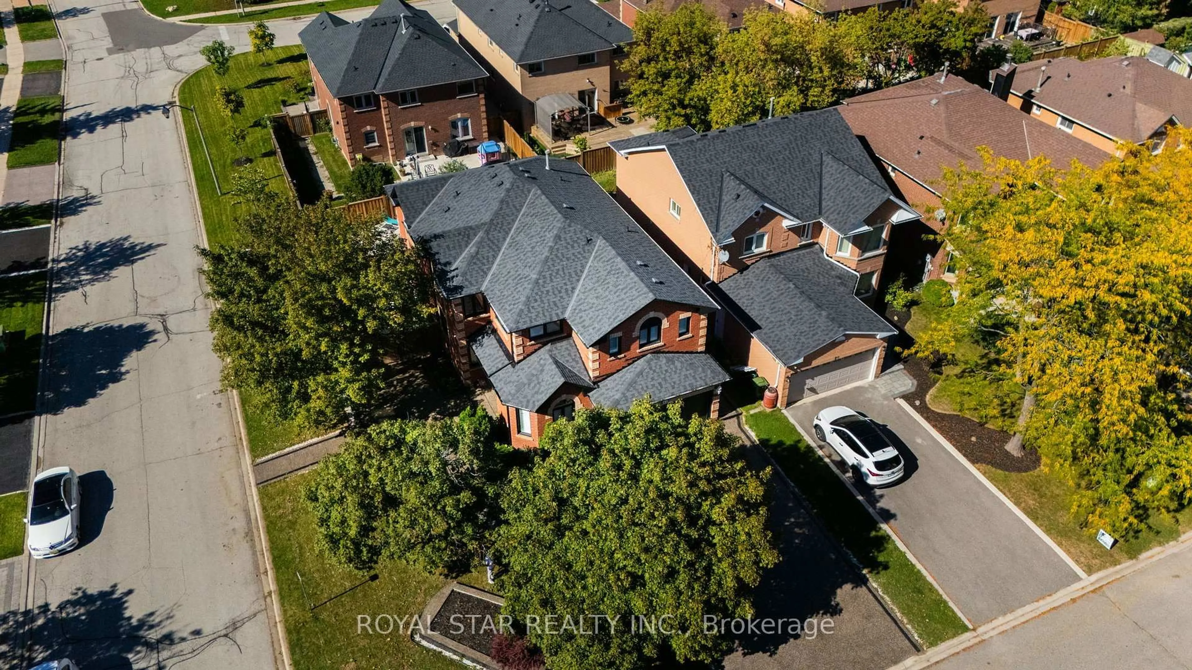 A pic from outside/outdoor area/front of a property/back of a property/a pic from drone, street for 22 Livingston Dr, Caledon Ontario L7C 1A1