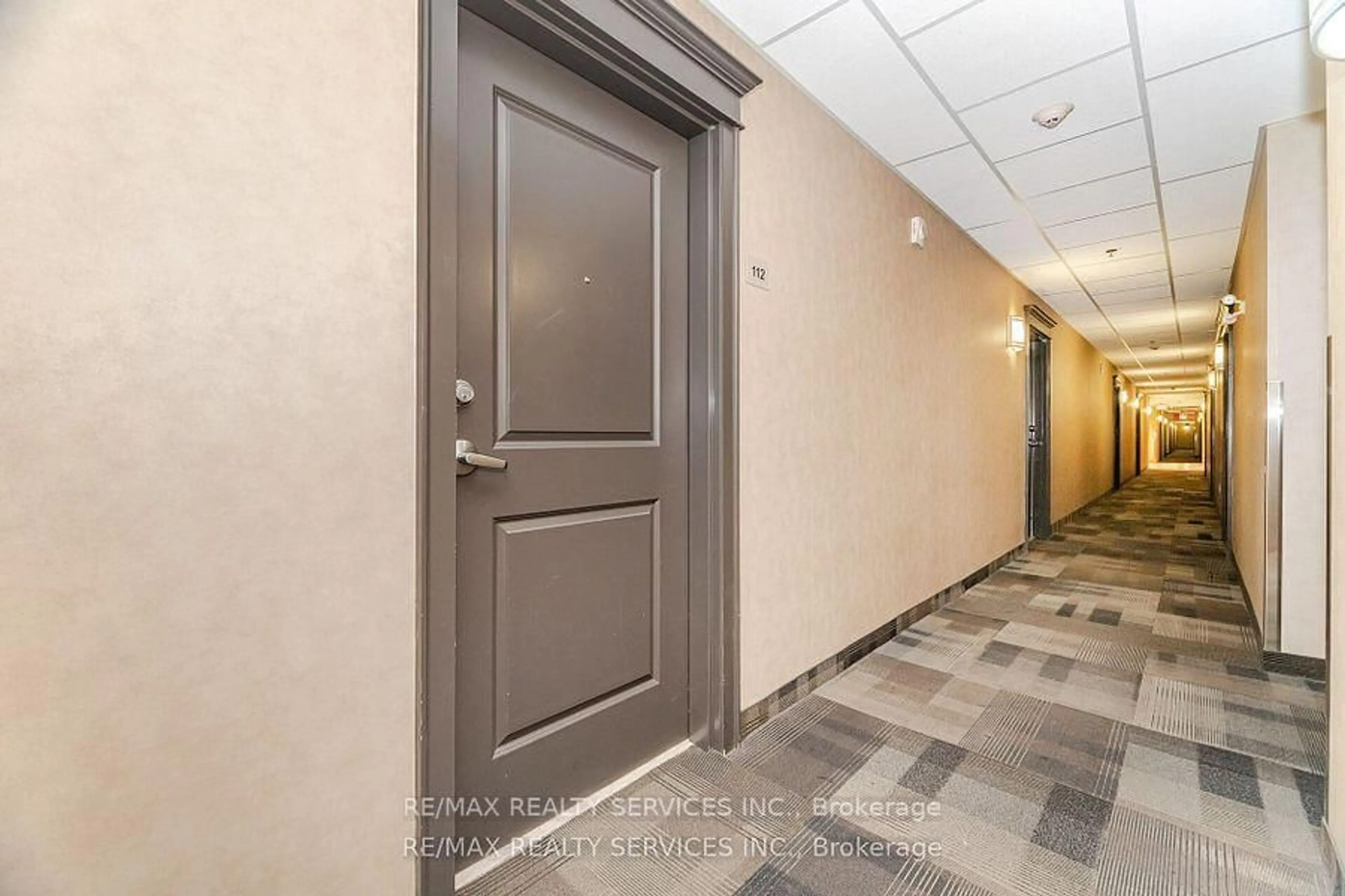 Indoor foyer for 5317 Upper Middle Rd #112, Burlington Ontario L7L 7B3