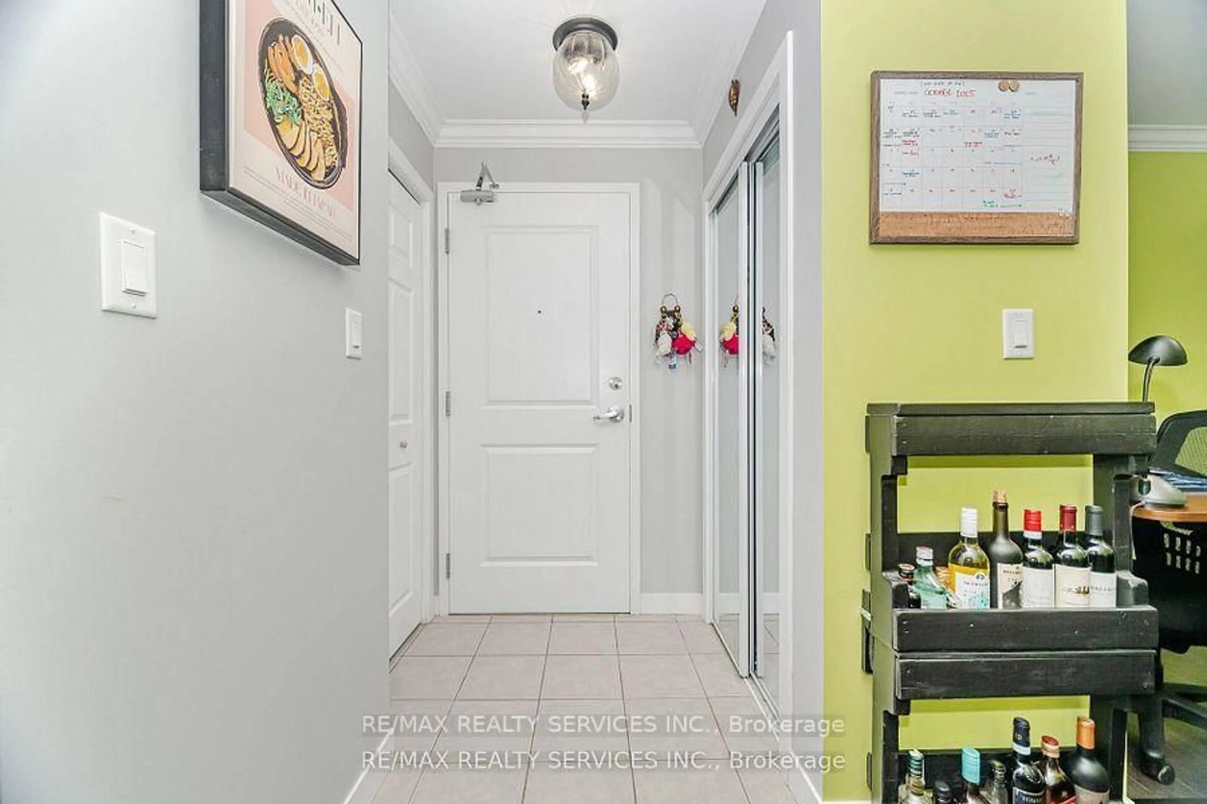 Indoor entryway for 5317 Upper Middle Rd #112, Burlington Ontario L7L 7B3