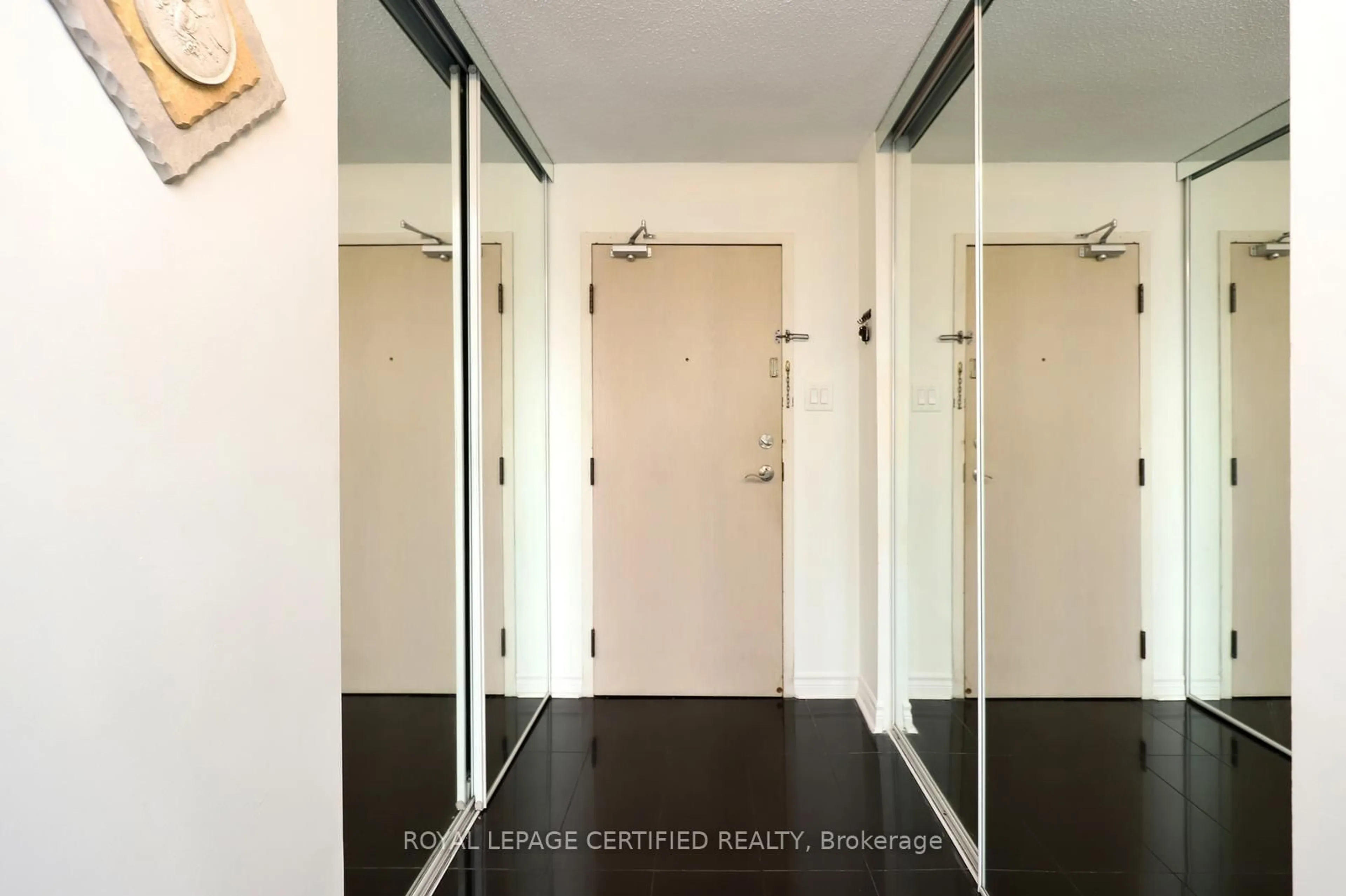 Indoor entryway for 700 Constellation Dr #1409, Mississauga Ontario L5R 3G8