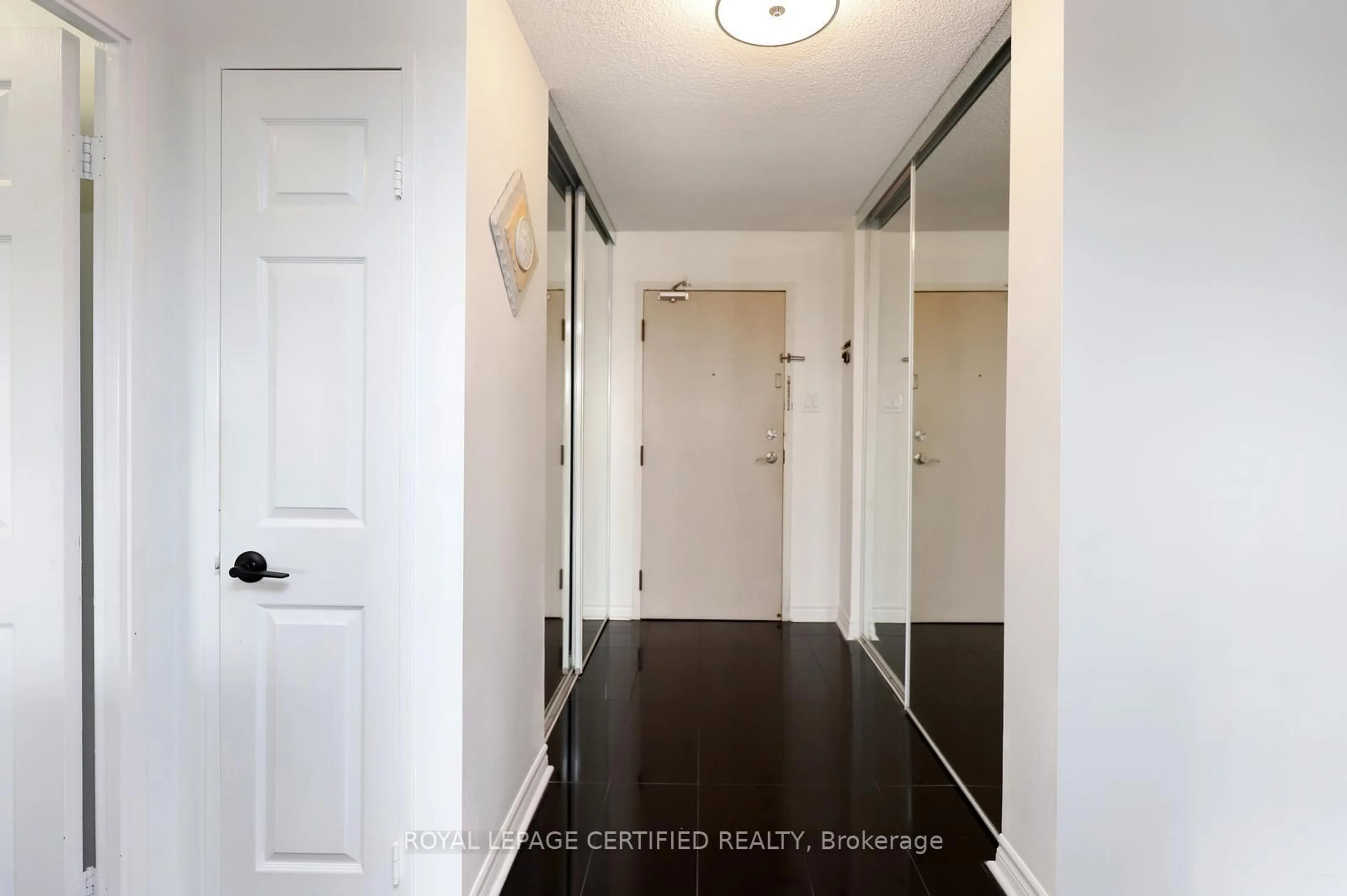Indoor entryway for 700 Constellation Dr #1409, Mississauga Ontario L5R 3G8