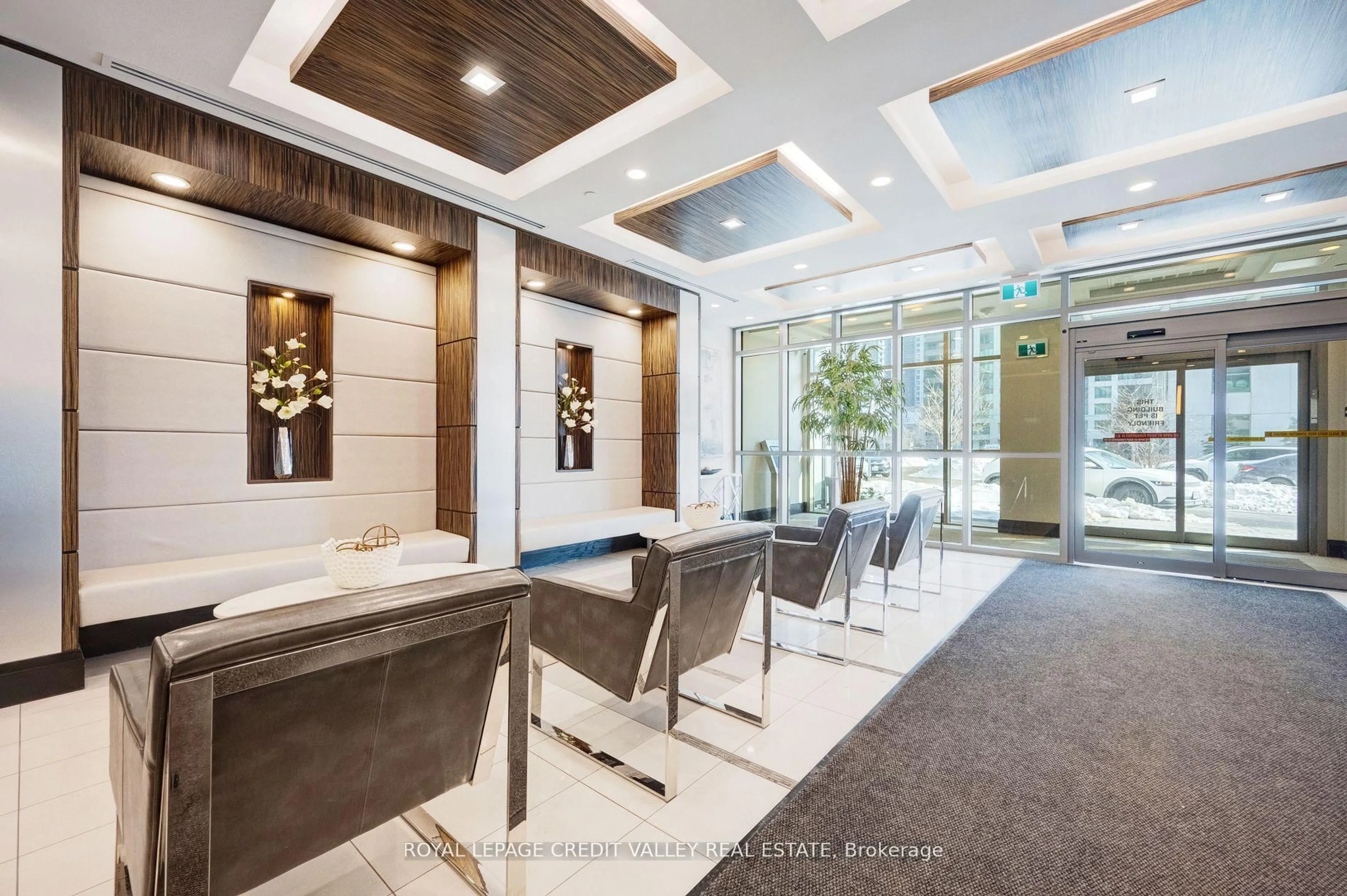 Indoor foyer for 349 Rathburn Rd #709, Mississauga Ontario L5B 0G9