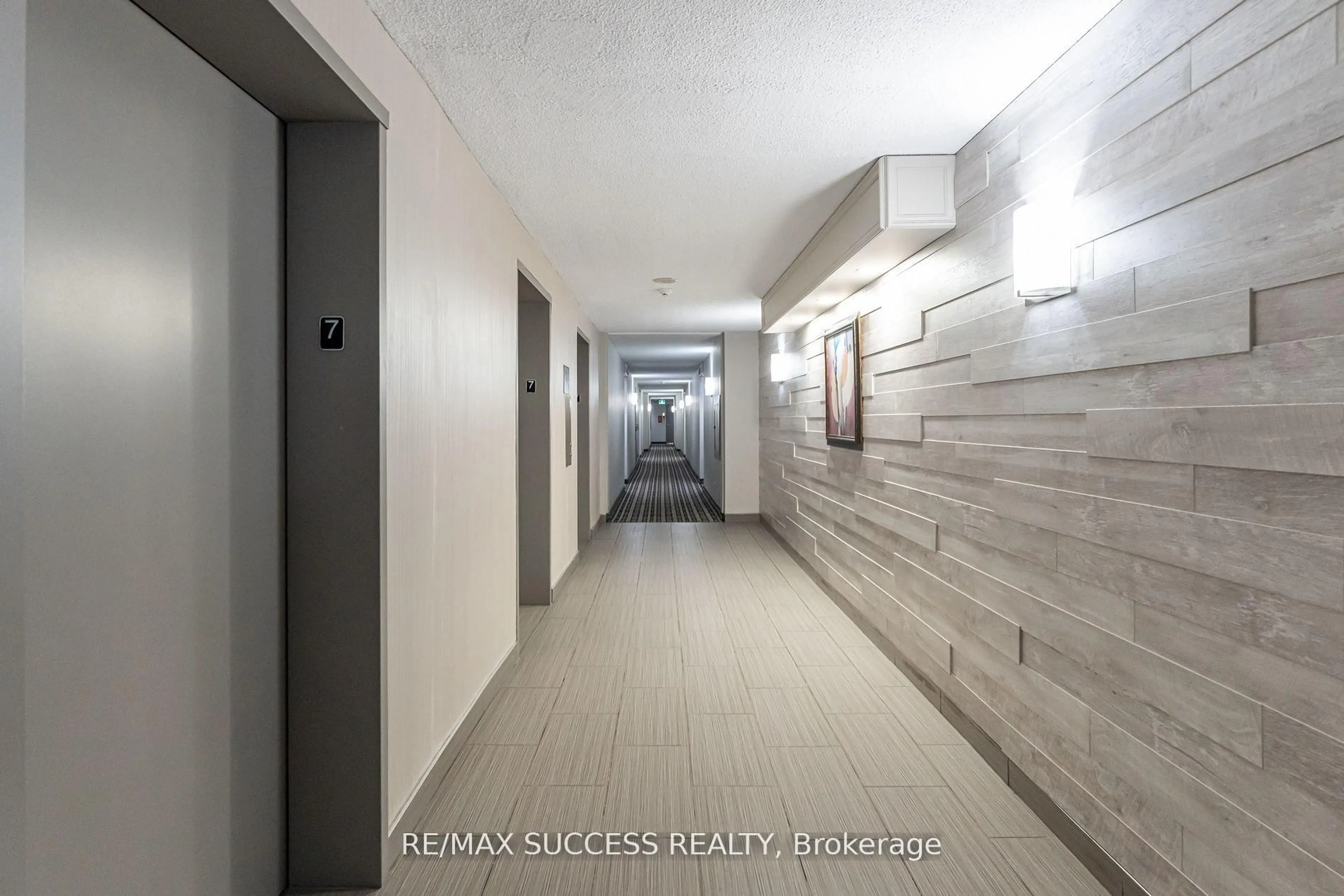 Indoor foyer for 145 Hillcrest Ave #713, Mississauga Ontario L5B 3Z1