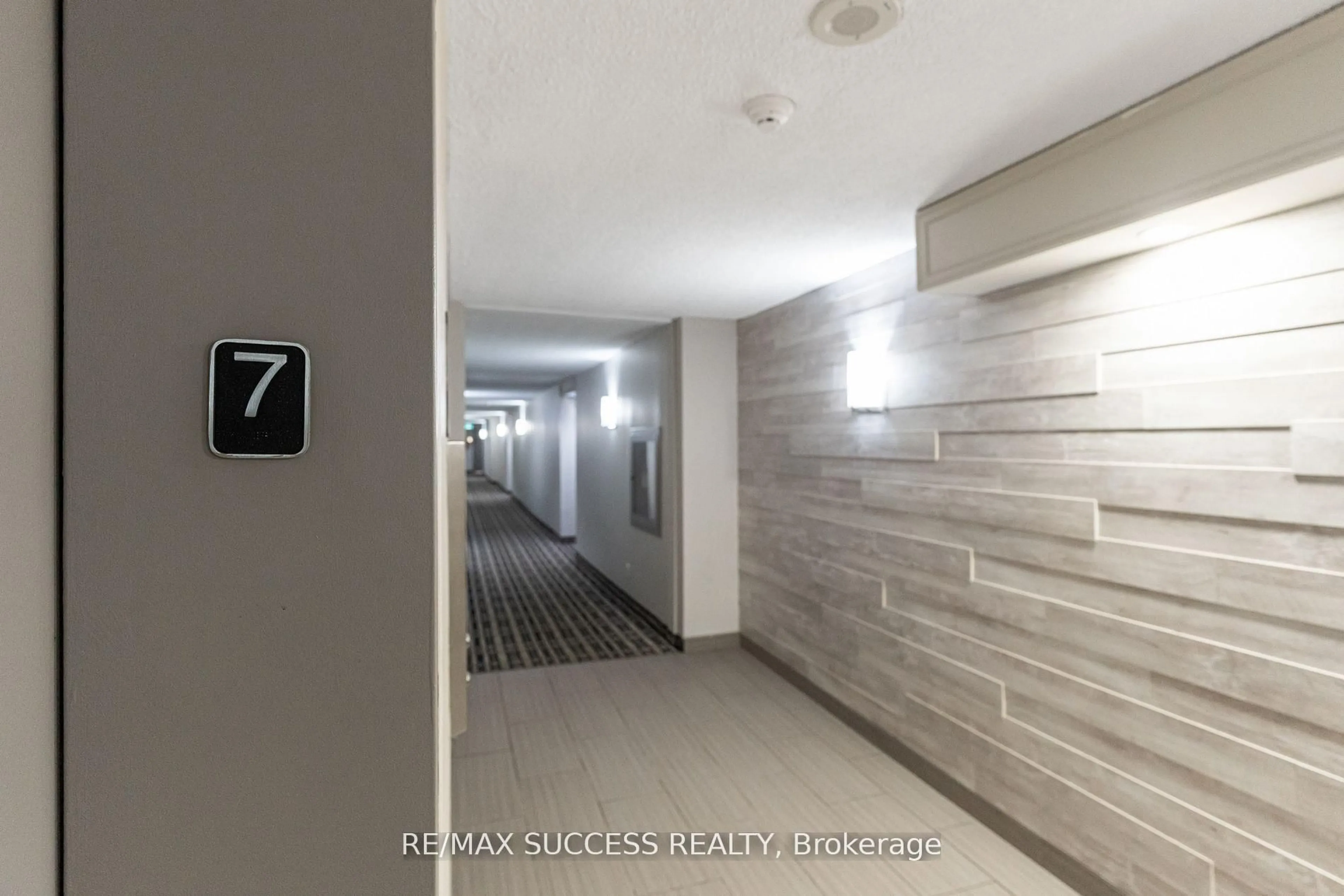 Indoor foyer for 145 Hillcrest Ave #713, Mississauga Ontario L5B 3Z1