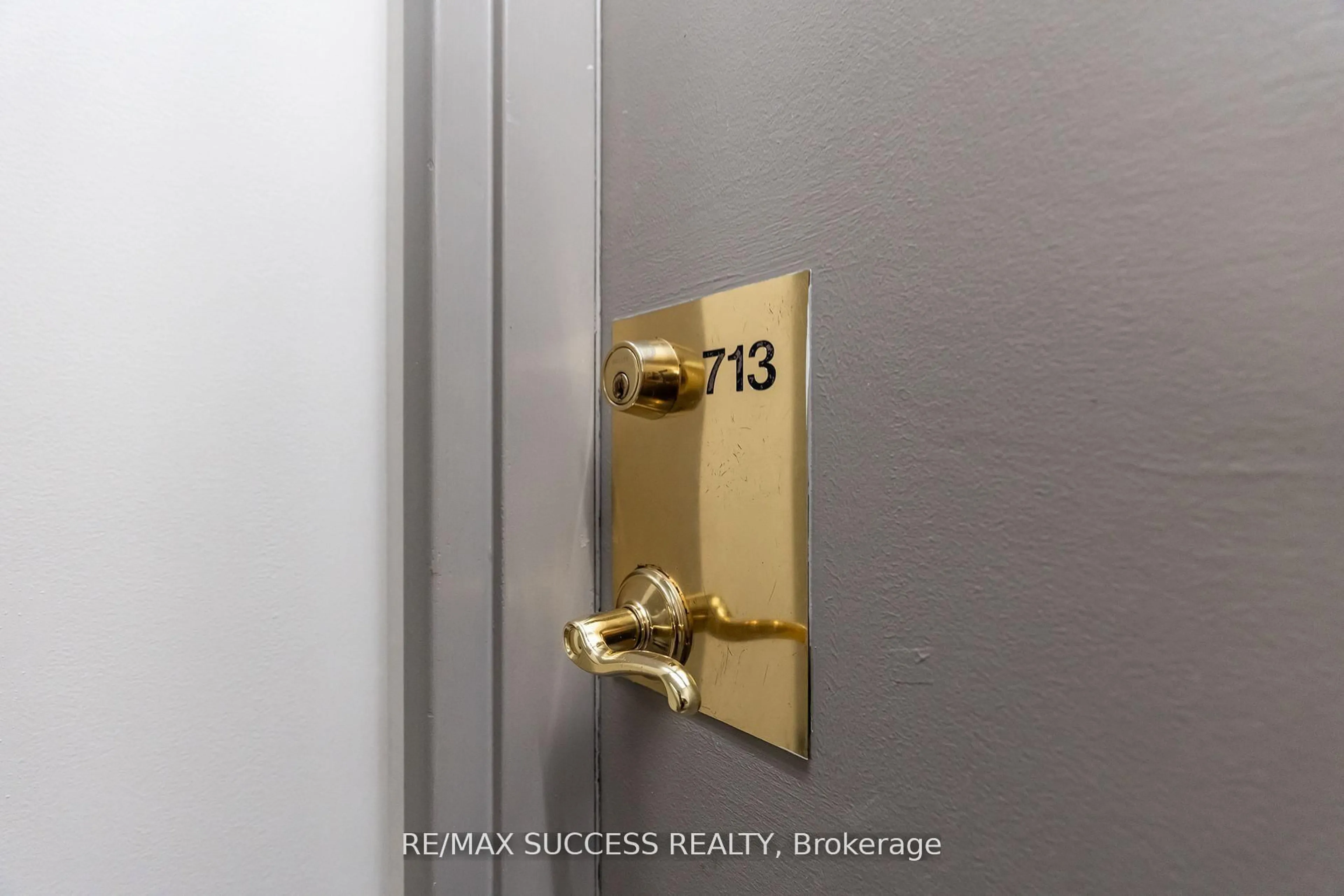 Indoor entryway for 145 Hillcrest Ave #713, Mississauga Ontario L5B 3Z1