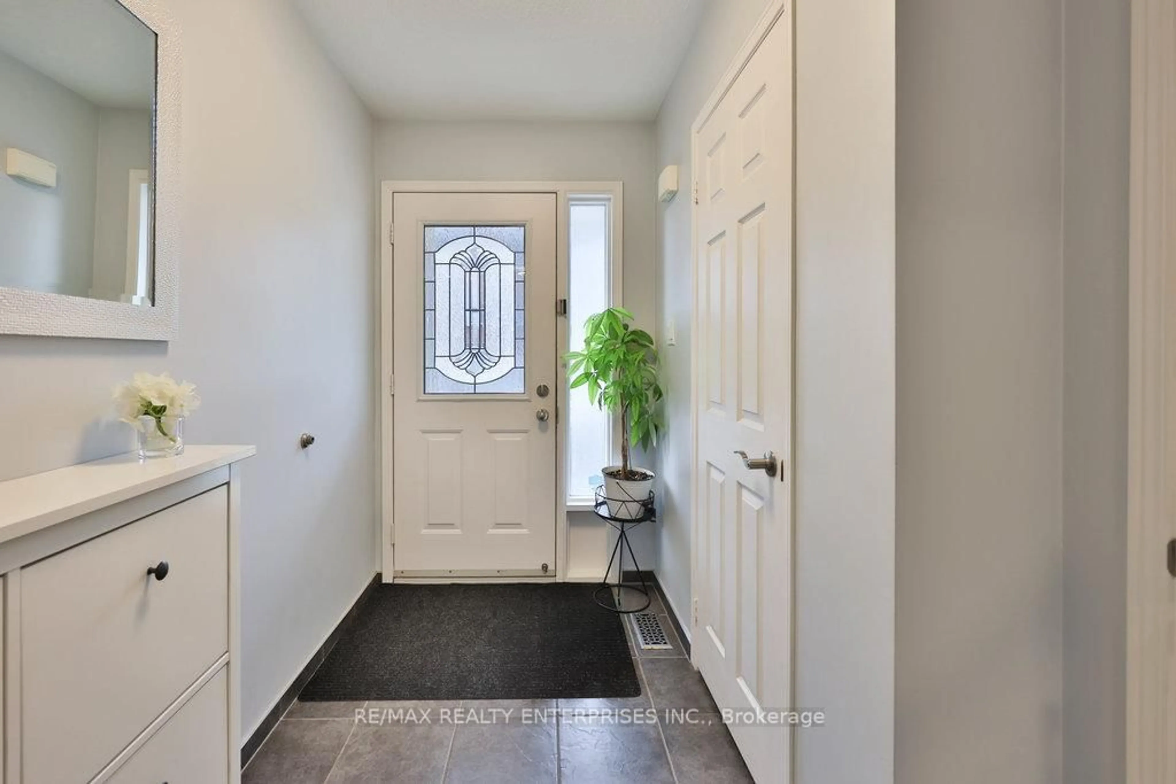 Indoor entryway for 1385 Lakeshore Rd #21, Mississauga Ontario L5J 4T6
