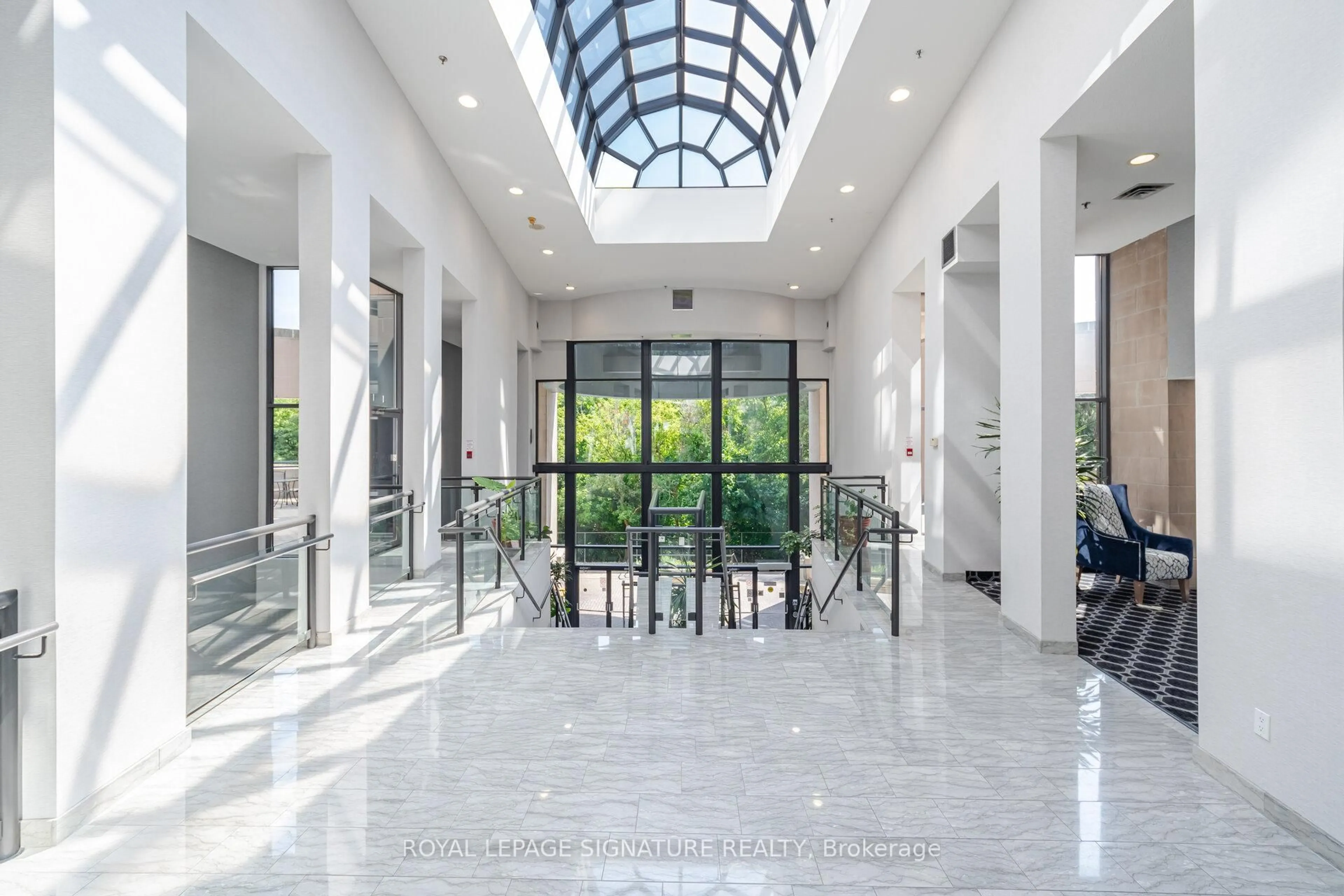 Indoor foyer for 3 Hickory Tree Rd #804, Toronto Ontario M9N 3W5