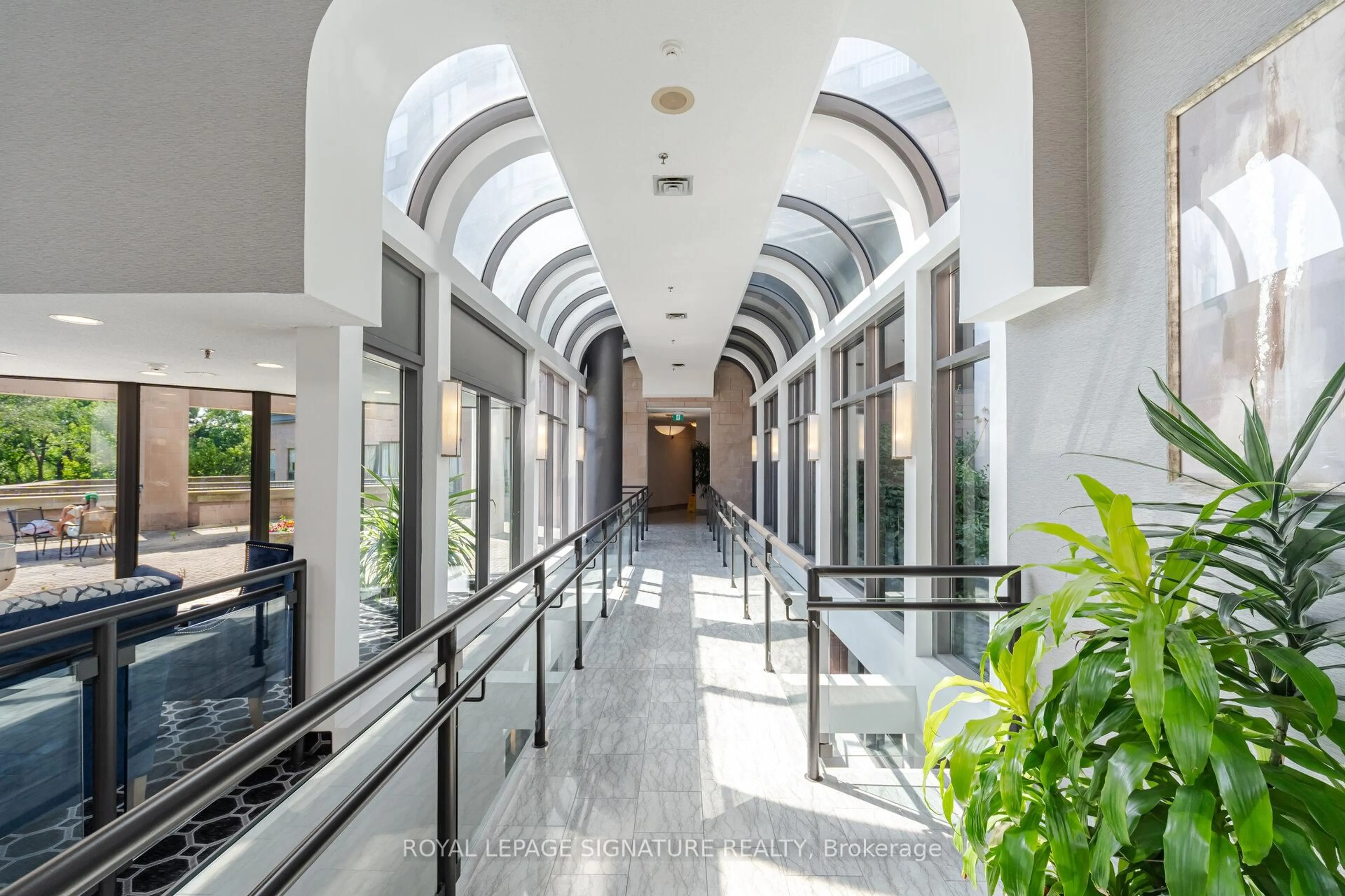 Indoor foyer for 3 Hickory Tree Rd #804, Toronto Ontario M9N 3W5