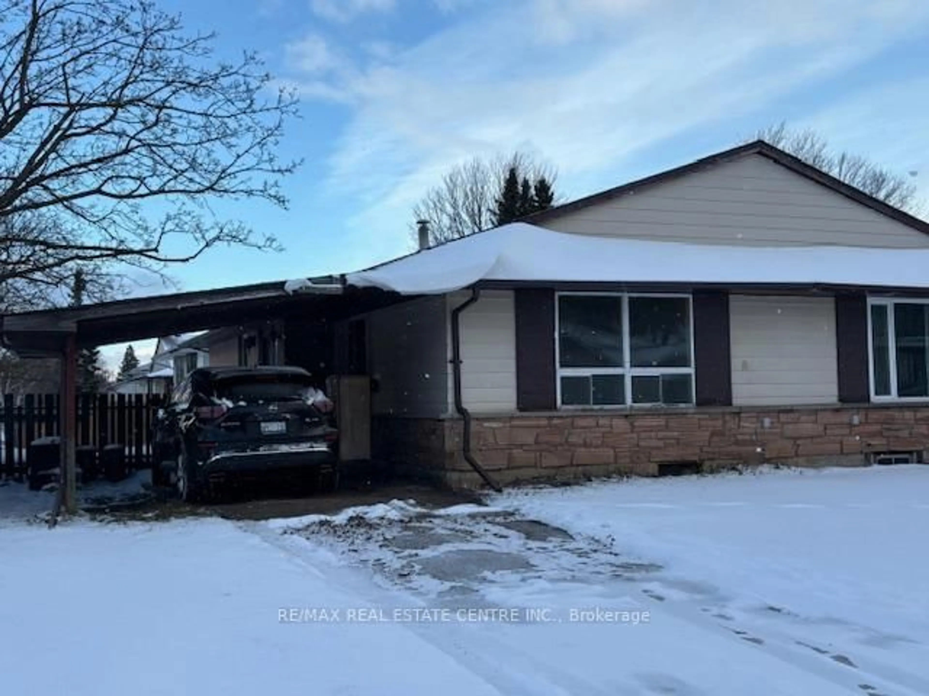 Home with vinyl exterior material, street for 125 Dufferin St, Orangeville Ontario L9W 1X4