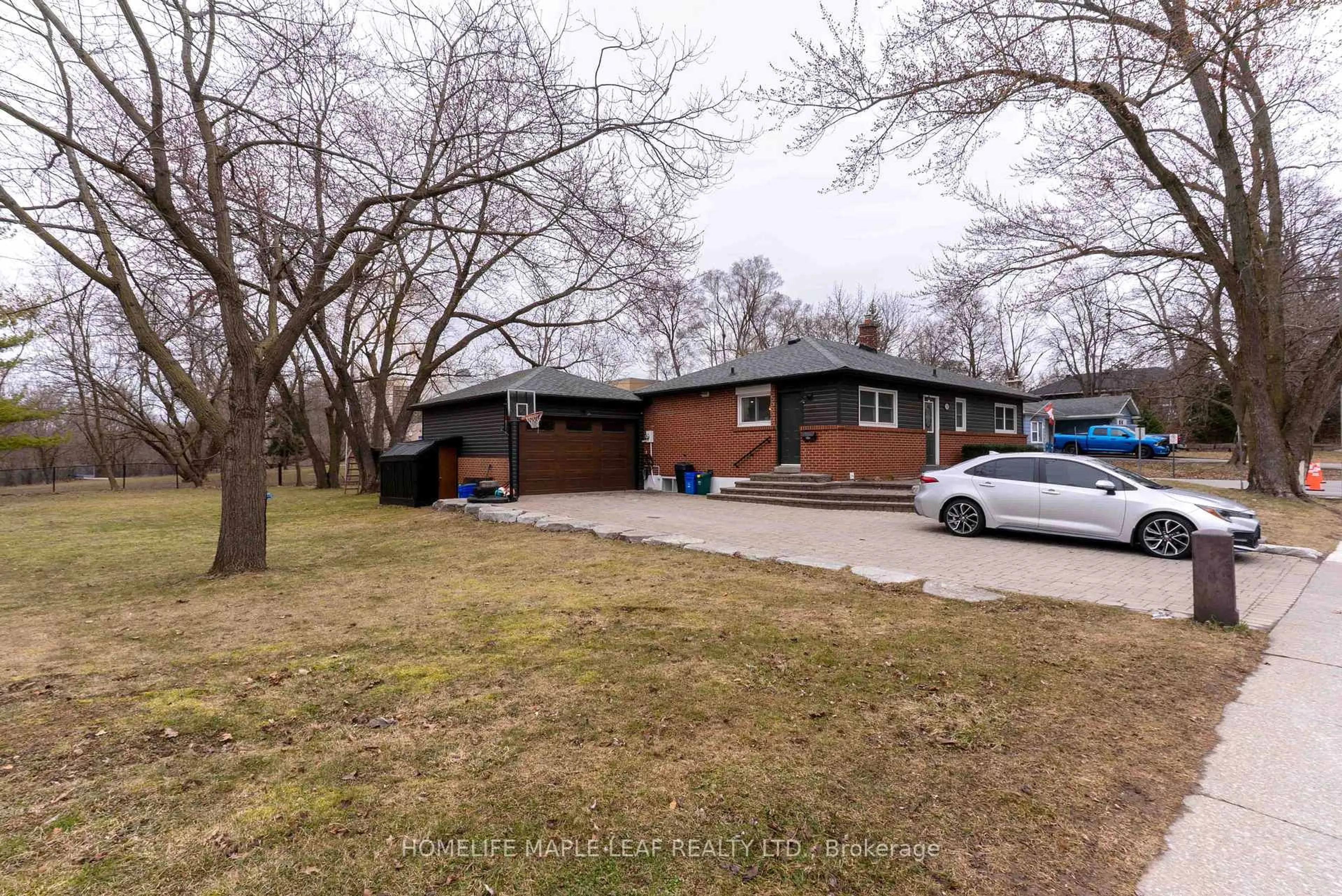 A pic from outside/outdoor area/front of a property/back of a property/a pic from drone, street for 292 Woodward Ave, Milton Ontario L9T 1V2