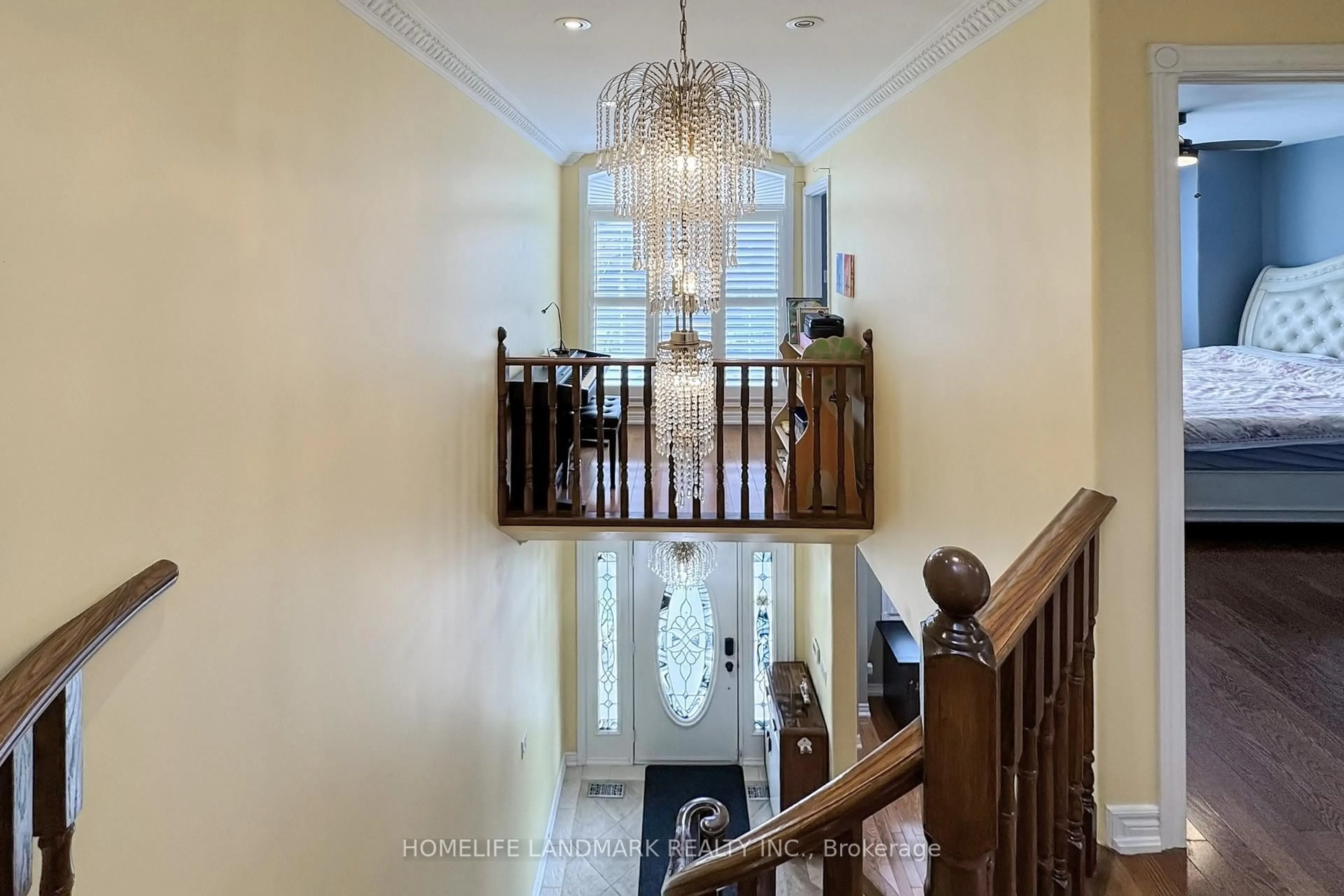 Indoor foyer for 72 Branstone Rd, Toronto Ontario M6E 4E4