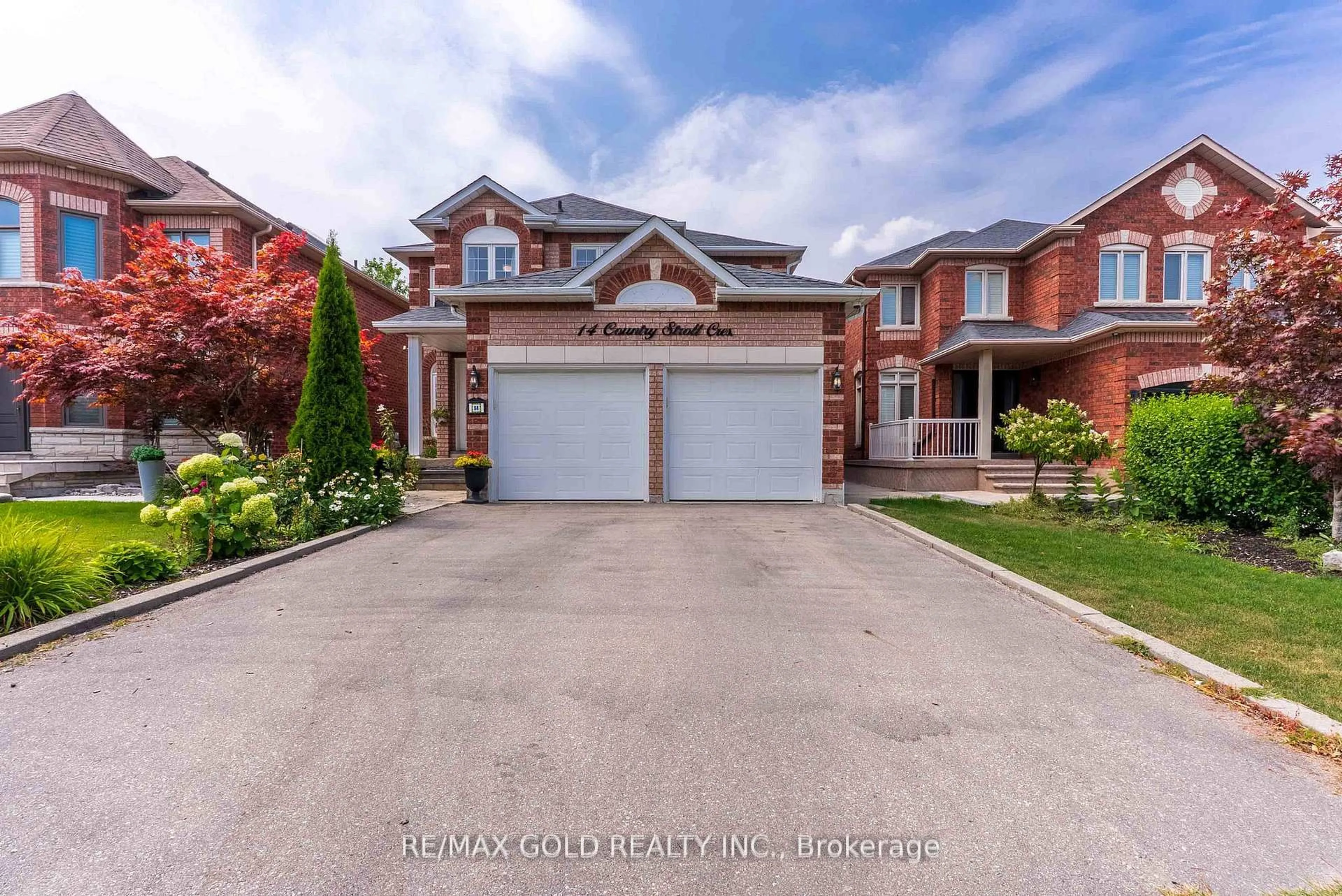 A pic from outside/outdoor area/front of a property/back of a property/a pic from drone, street for 14 Country Stroll Cres, Caledon Ontario L7E 2H3