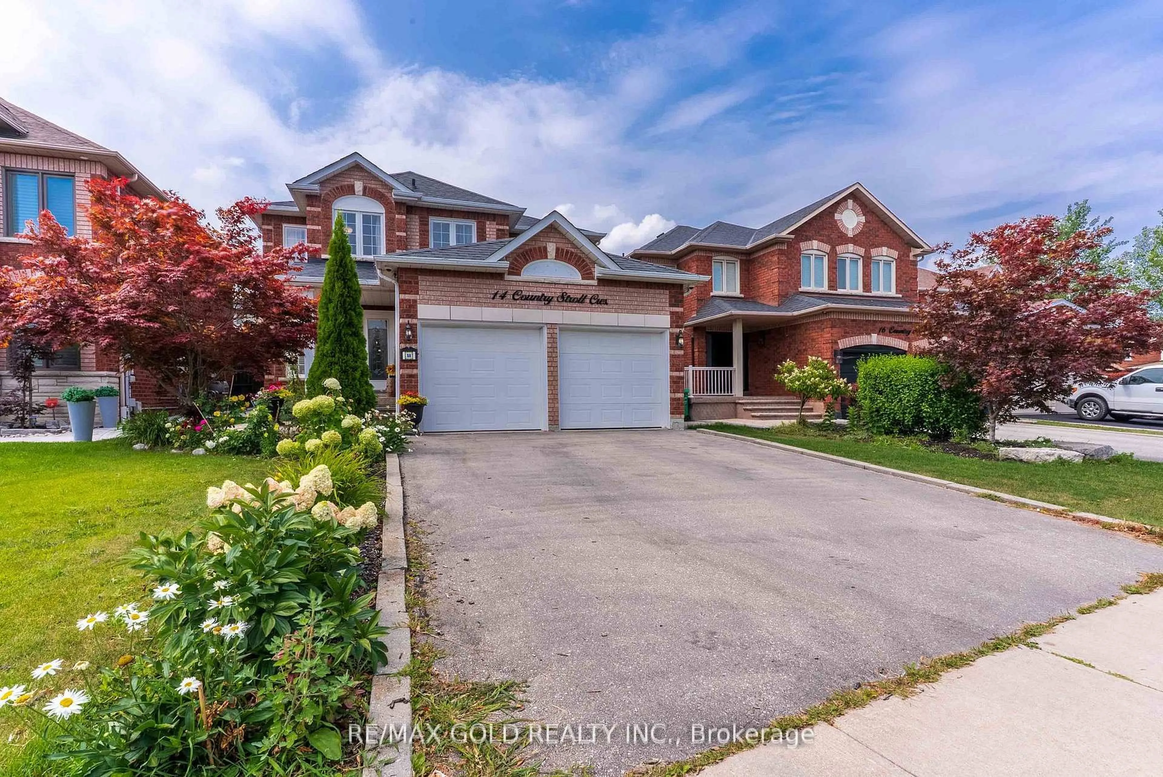 A pic from outside/outdoor area/front of a property/back of a property/a pic from drone, street for 14 Country Stroll Cres, Caledon Ontario L7E 2H3