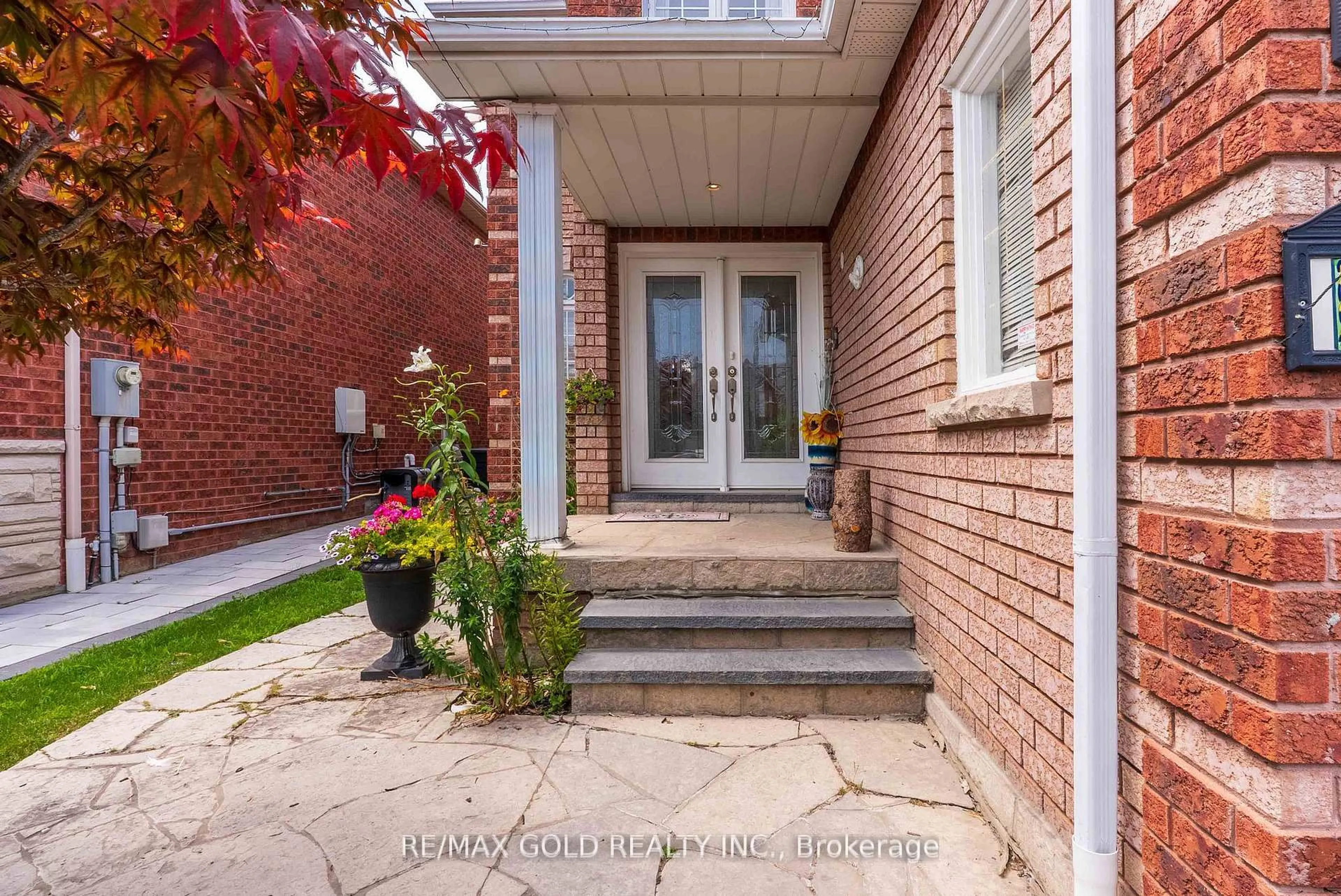 Indoor entryway for 14 Country Stroll Cres, Caledon Ontario L7E 2H3
