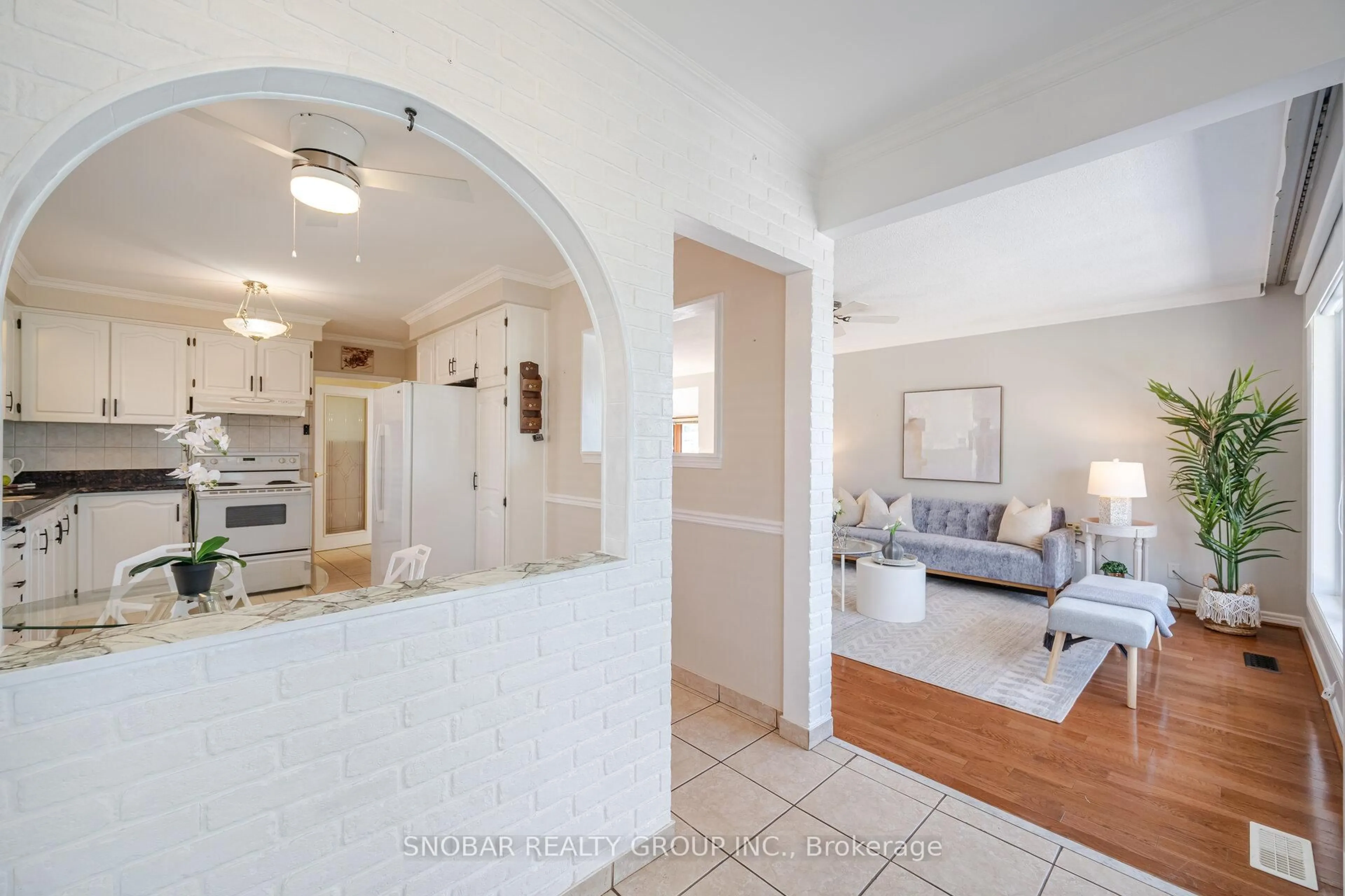 Indoor entryway for 3187 Ibbetson Cres, Mississauga Ontario L5C 1Z1