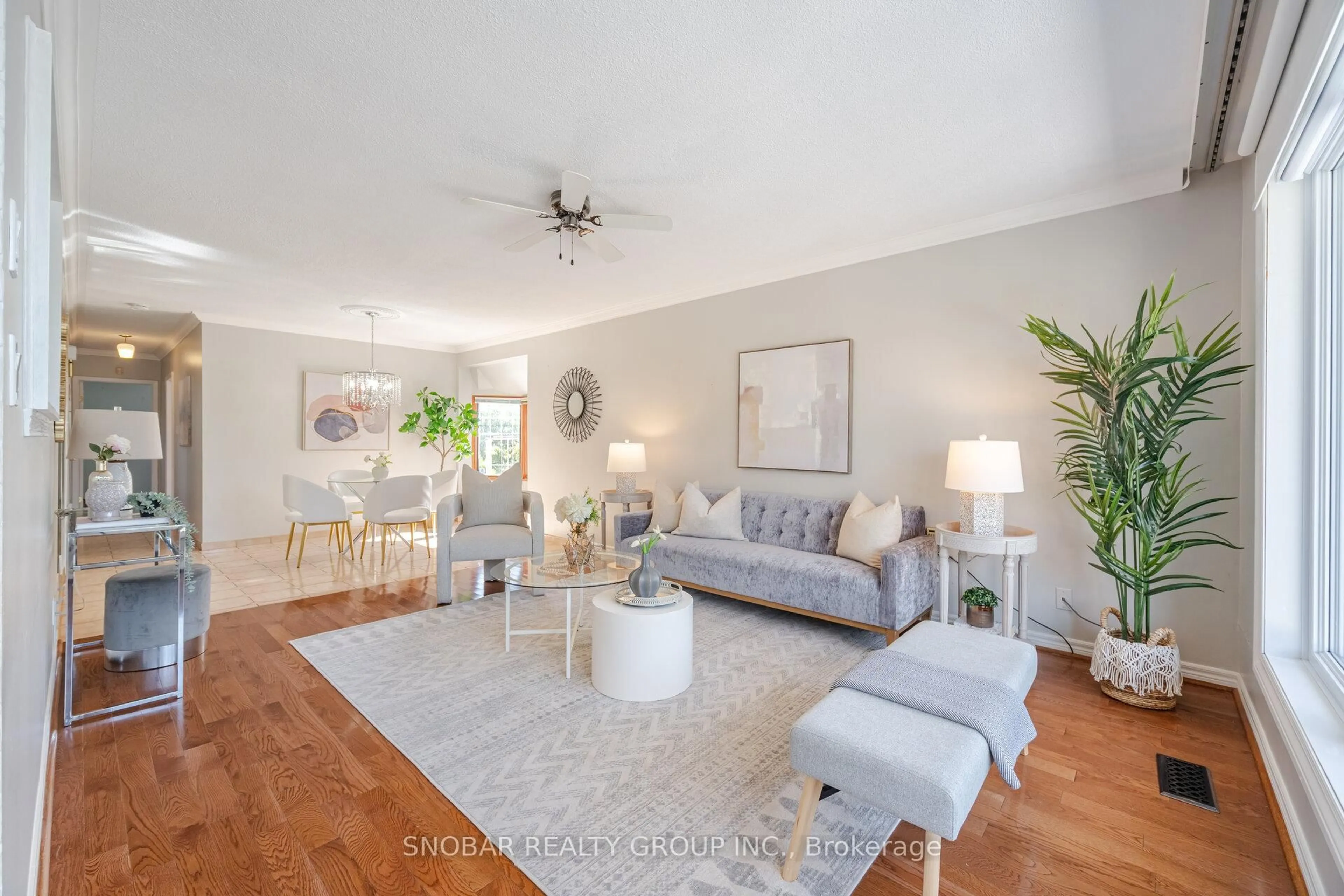 Living room with furniture, unknown for 3187 Ibbetson Cres, Mississauga Ontario L5C 1Z1