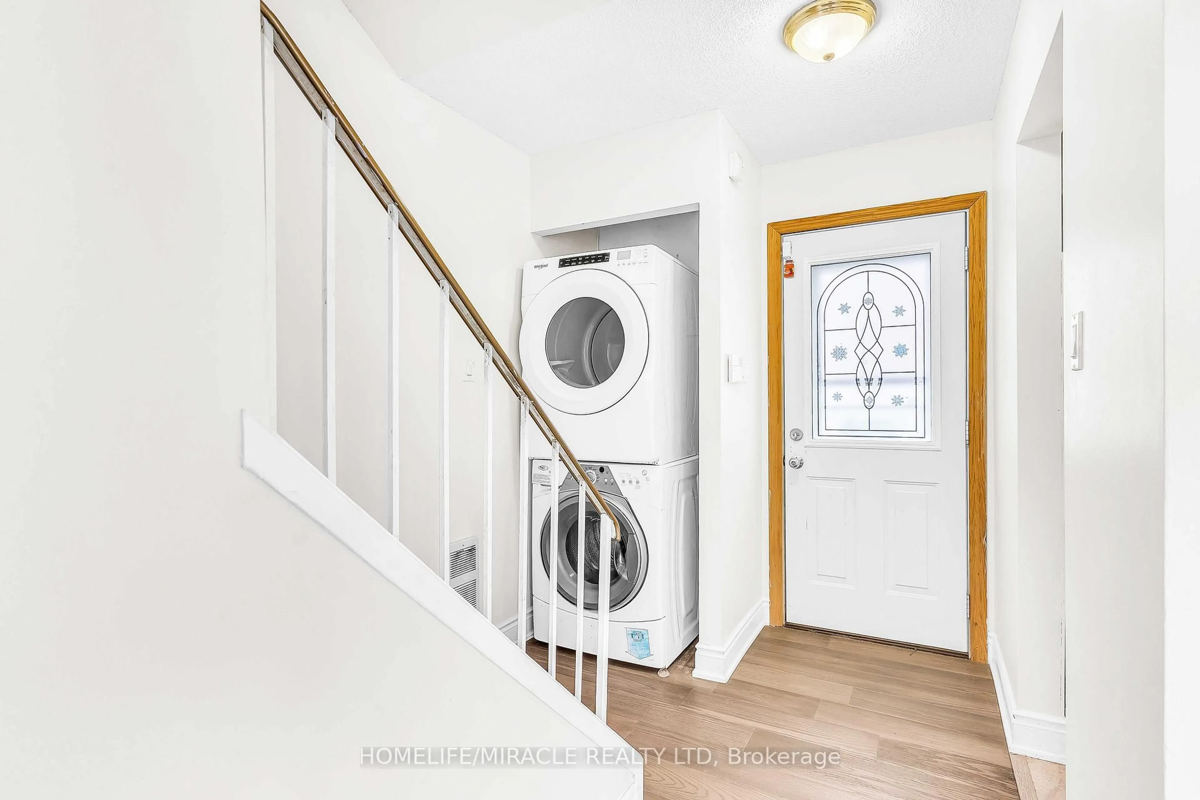 Indoor entryway for 14 Greenbush Crt, Brampton Ontario L6S 2K2