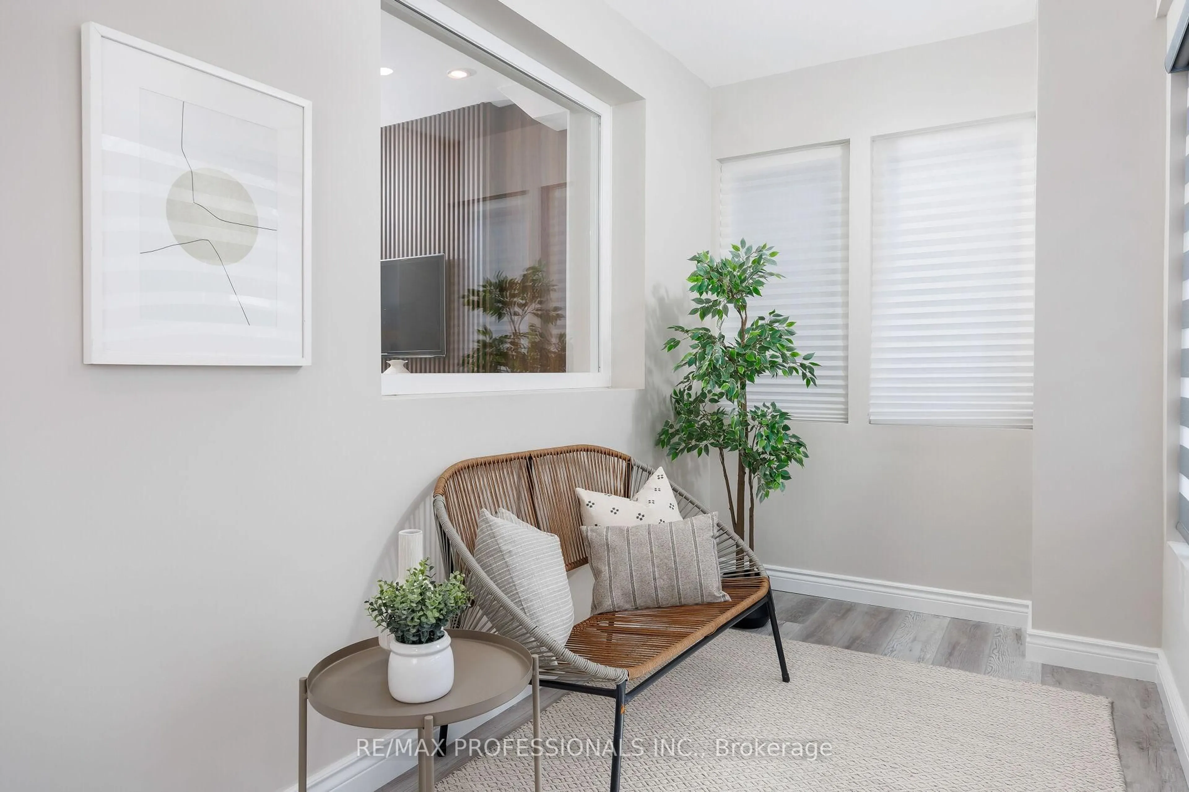 Indoor entryway for 545 Runnymede Rd, Toronto Ontario M6S 2Z8