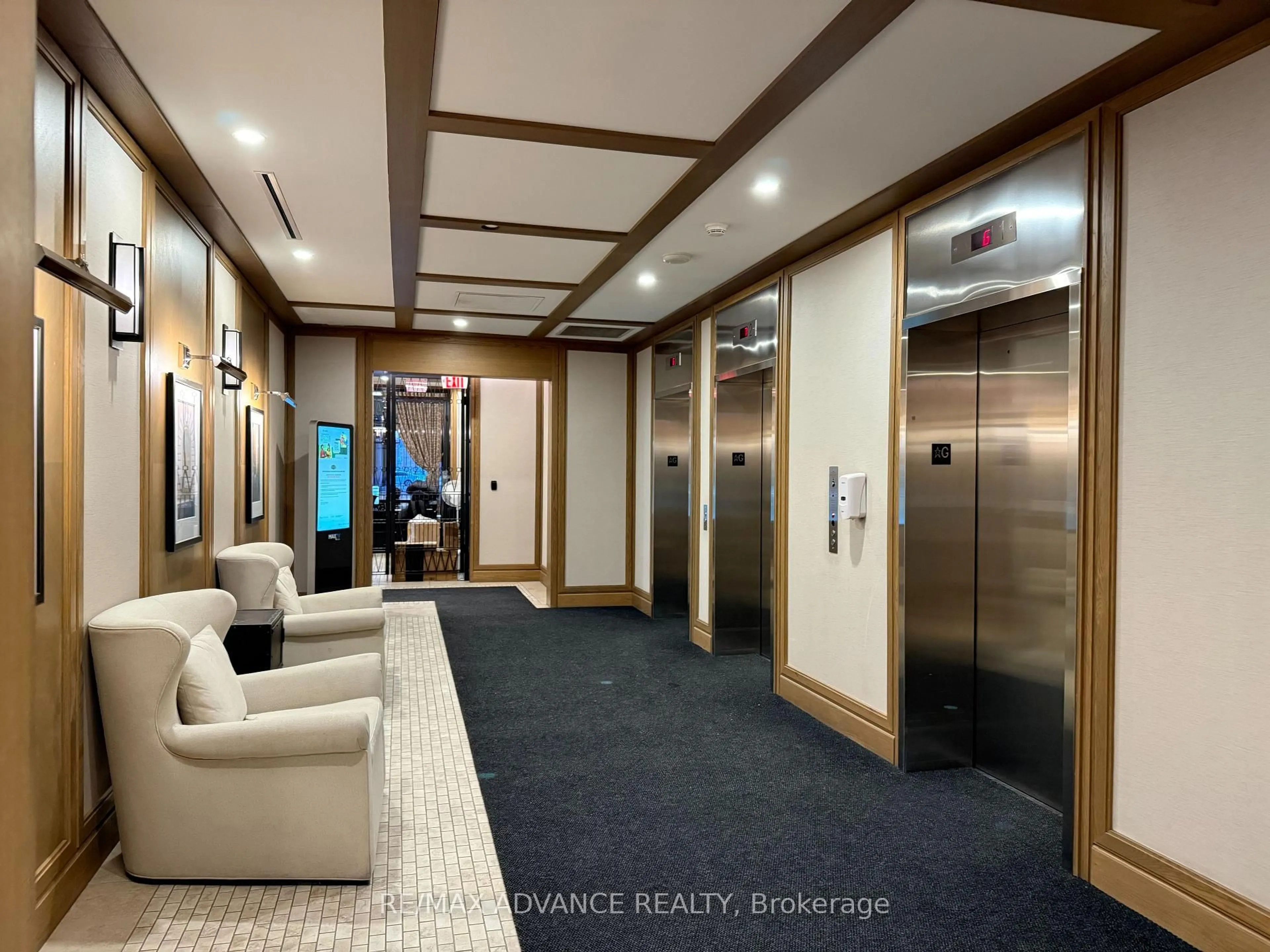 Indoor foyer for 800 Lawrence Ave #1921, Toronto Ontario M6A 0B1