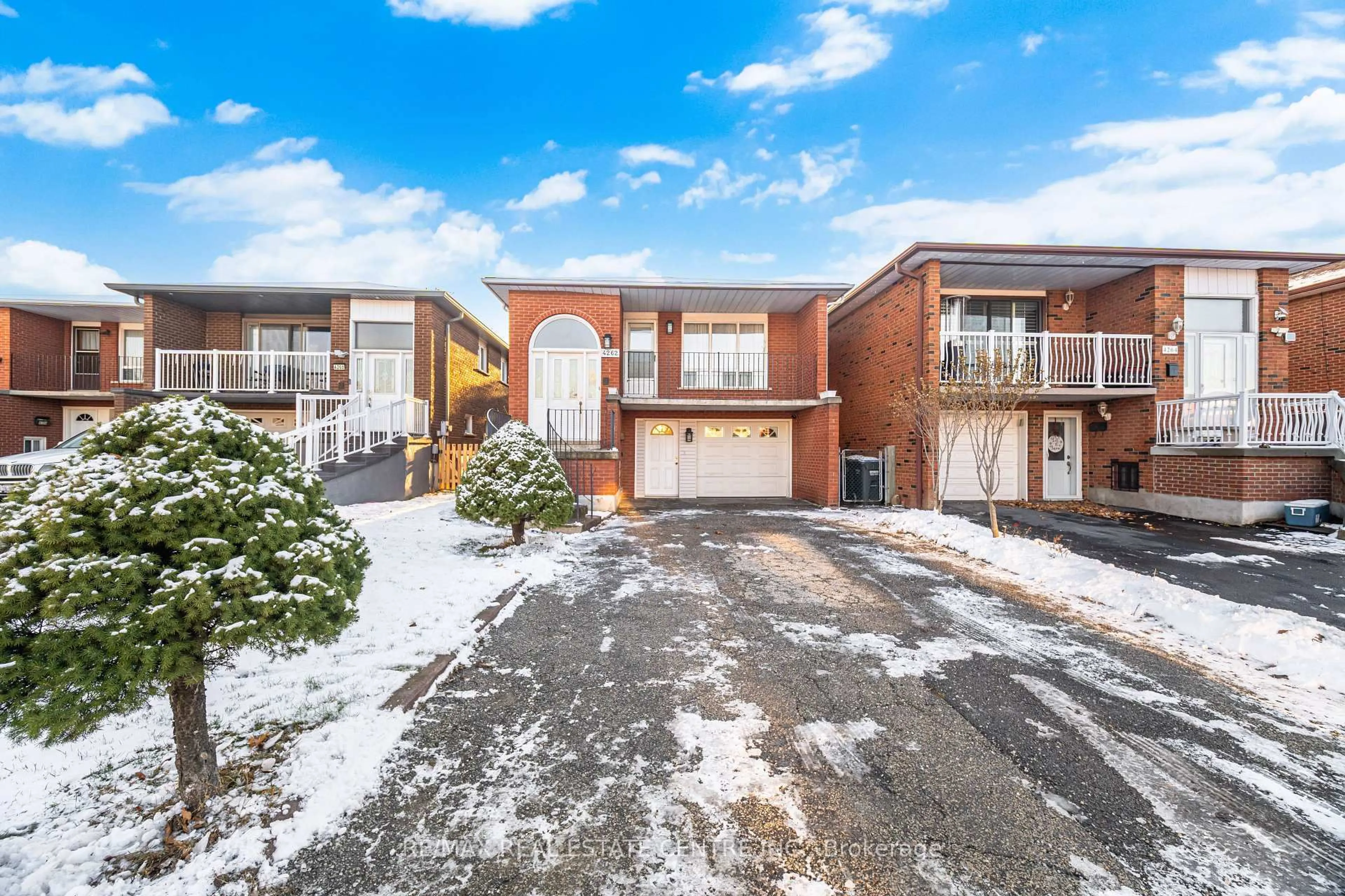 A pic from outside/outdoor area/front of a property/back of a property/a pic from drone, street for 4262 Poltava Cres, Mississauga Ontario L4W 3C2