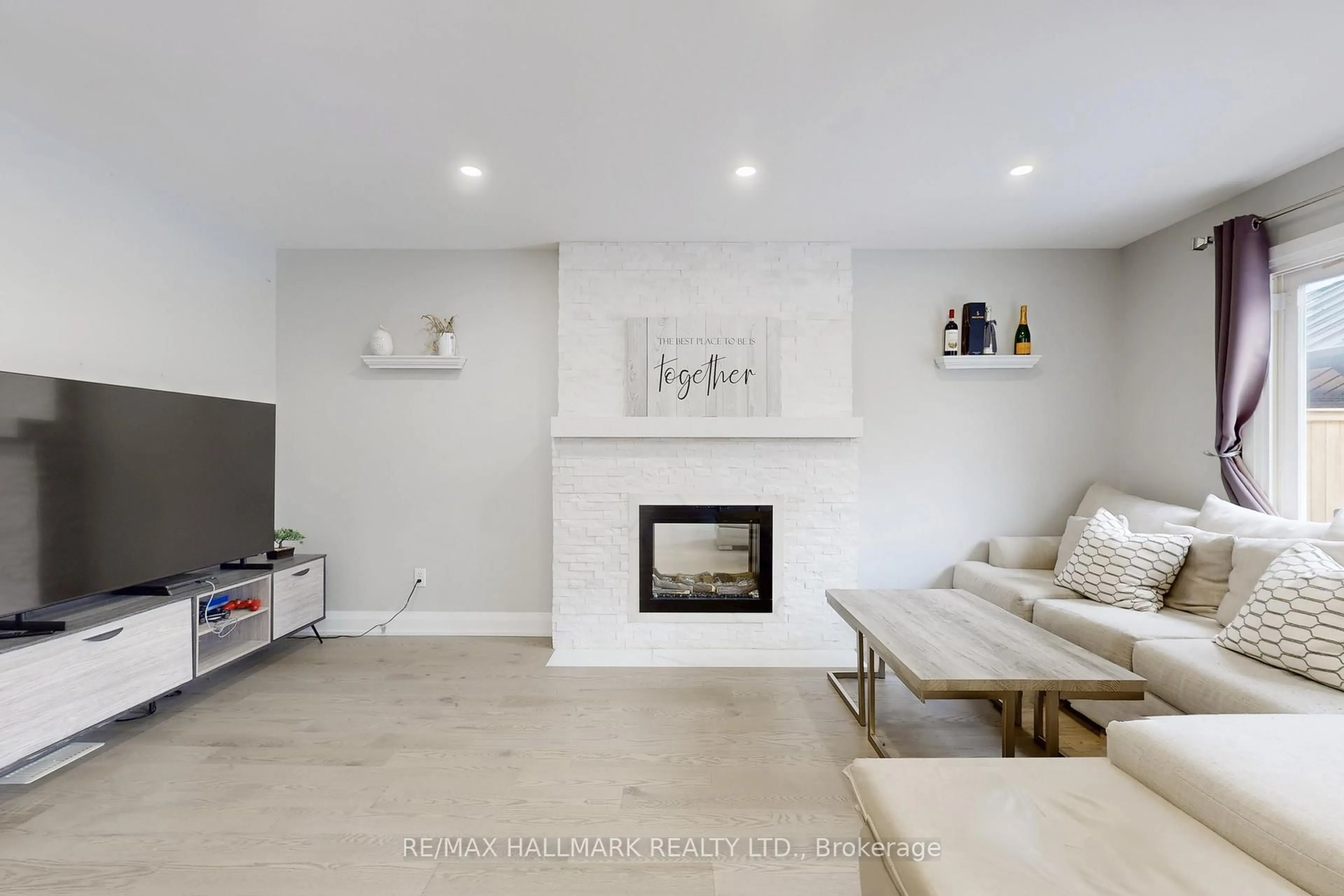 Living room with furniture, unknown for 1285 Deer Run Dr, Mississauga Ontario L5C 3P8