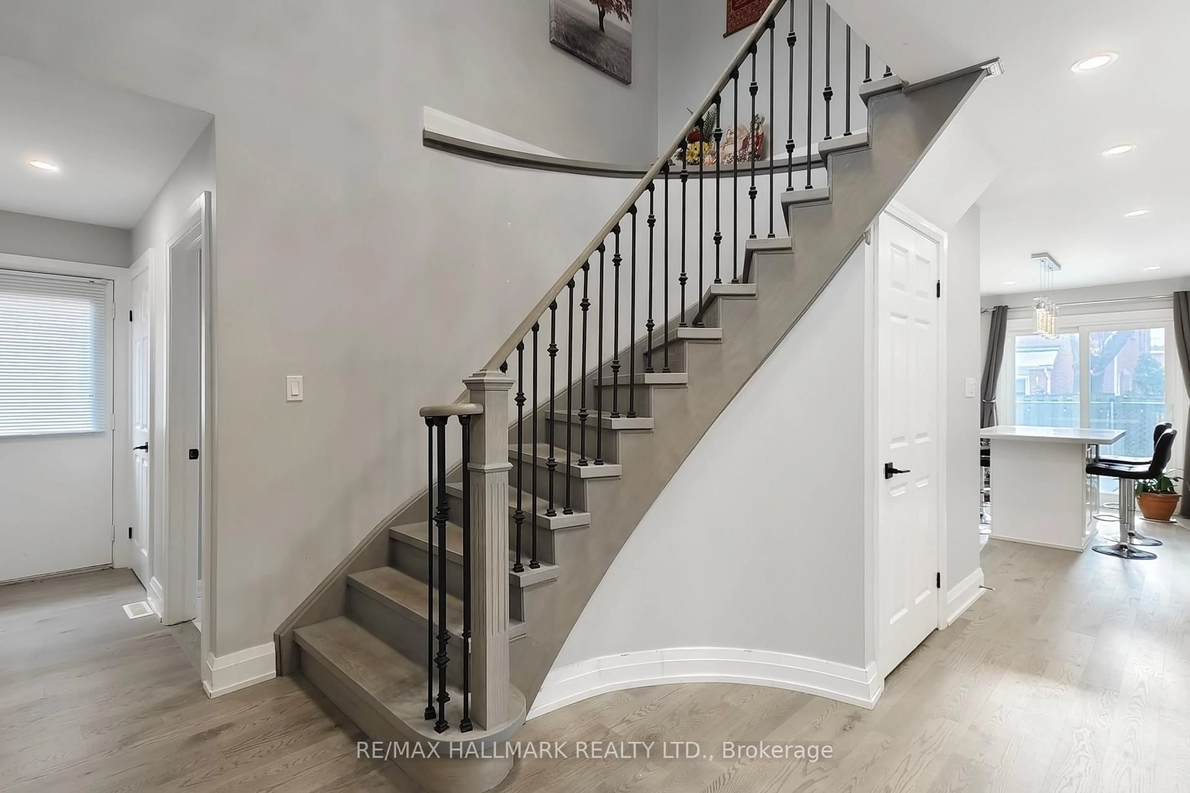 Stairs for 1285 Deer Run Dr, Mississauga Ontario L5C 3P8