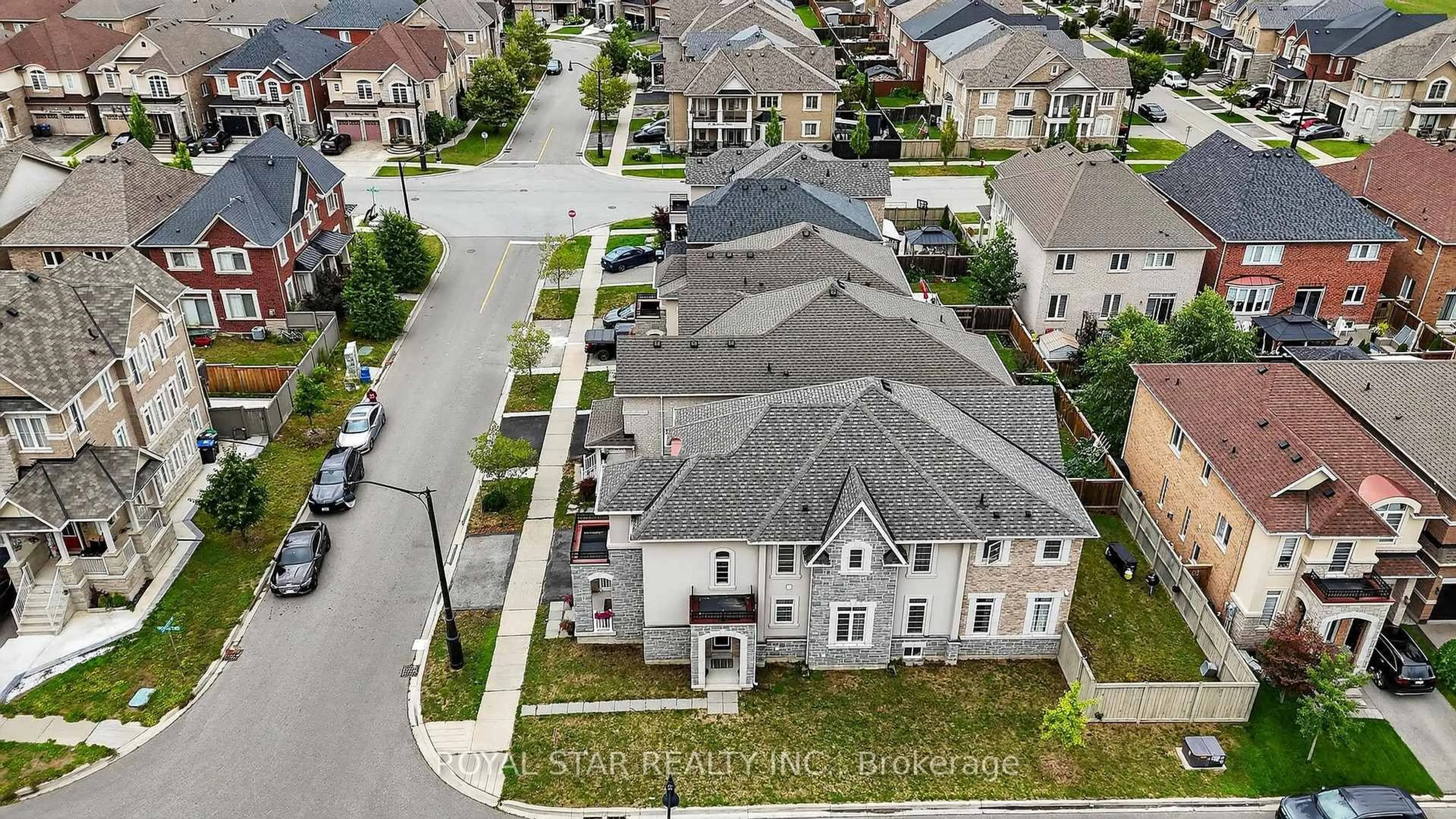 A pic from outside/outdoor area/front of a property/back of a property/a pic from drone, street for 61 Aldersgate Dr, Brampton Ontario L7A 3Z9