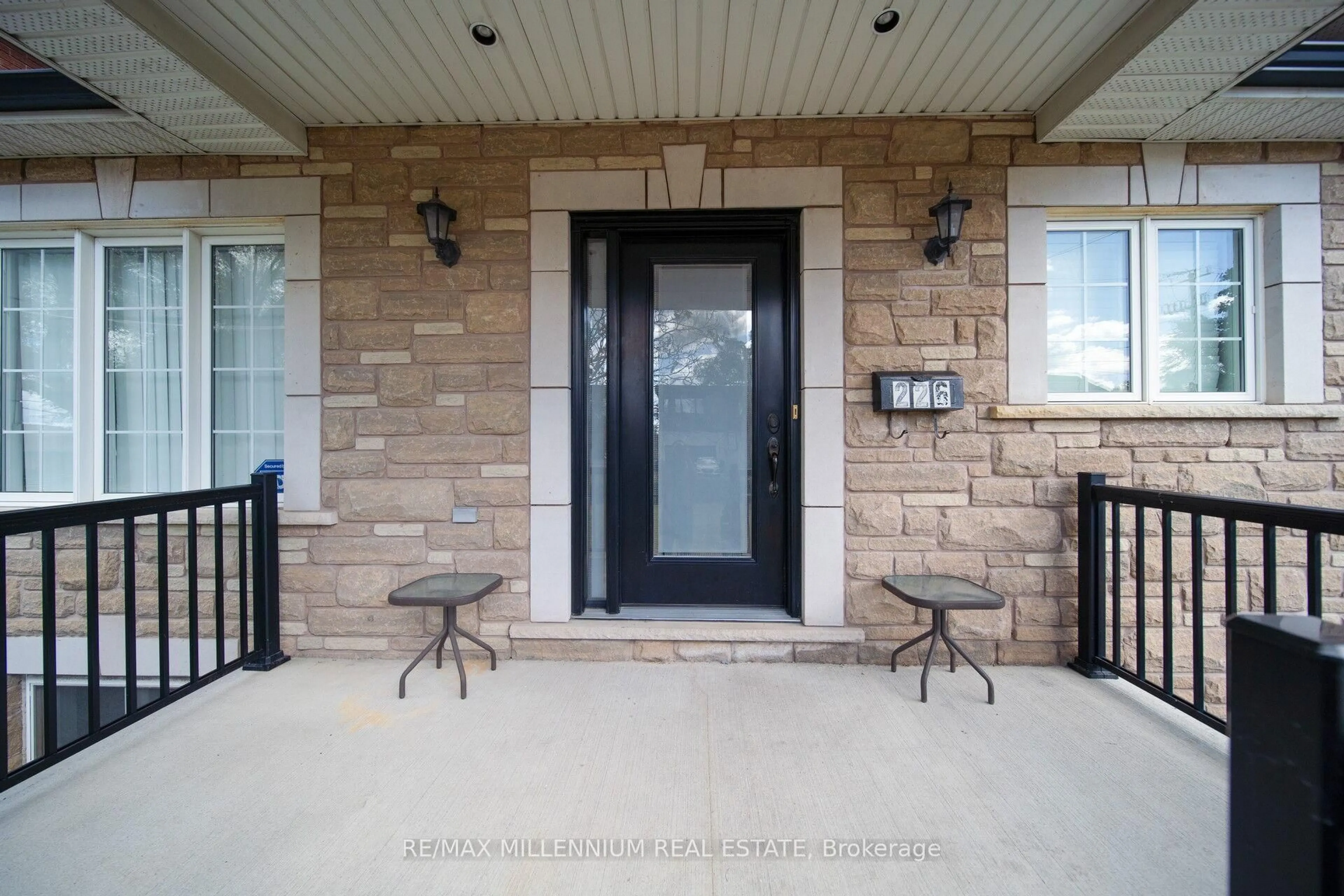 Indoor entryway for 226 Falstaff Ave, Toronto Ontario M6L 2G1