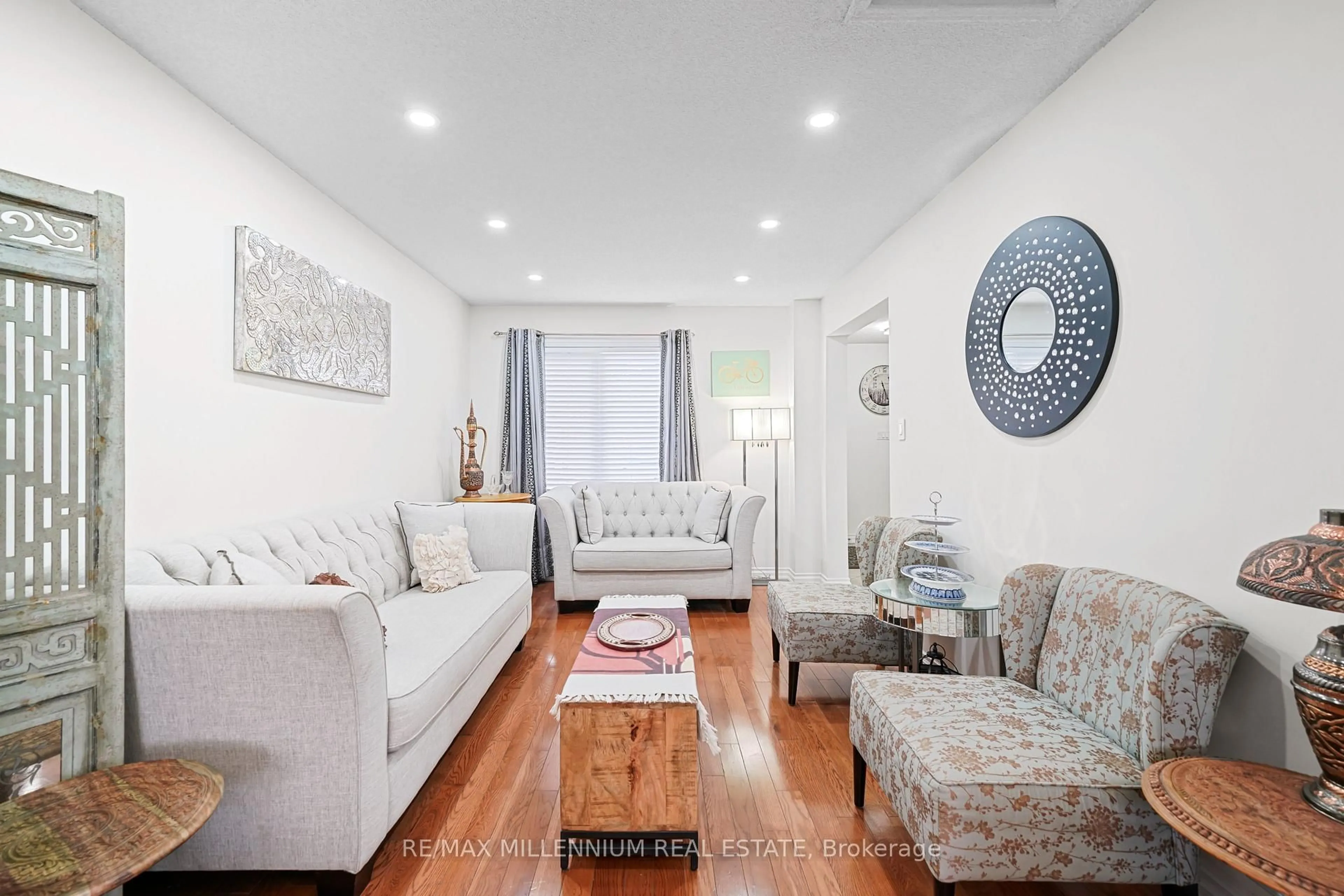 Living room with furniture, unknown for 1130 Charminster Cres, Mississauga Ontario L5V 1P9