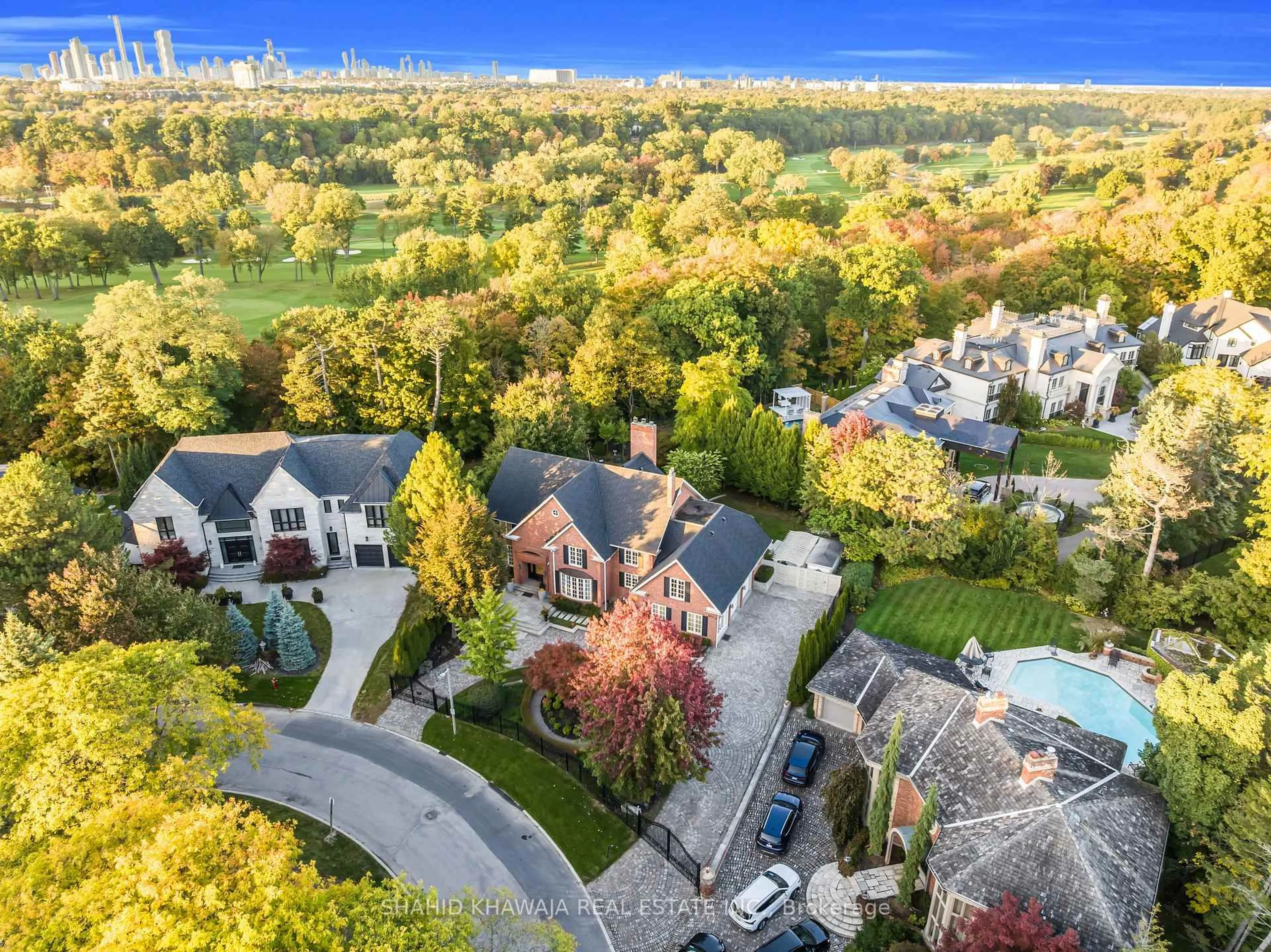 A pic from outside/outdoor area/front of a property/back of a property/a pic from drone, unknown for 2173 Shawanaga Tr, Mississauga Ontario L5H 3X6