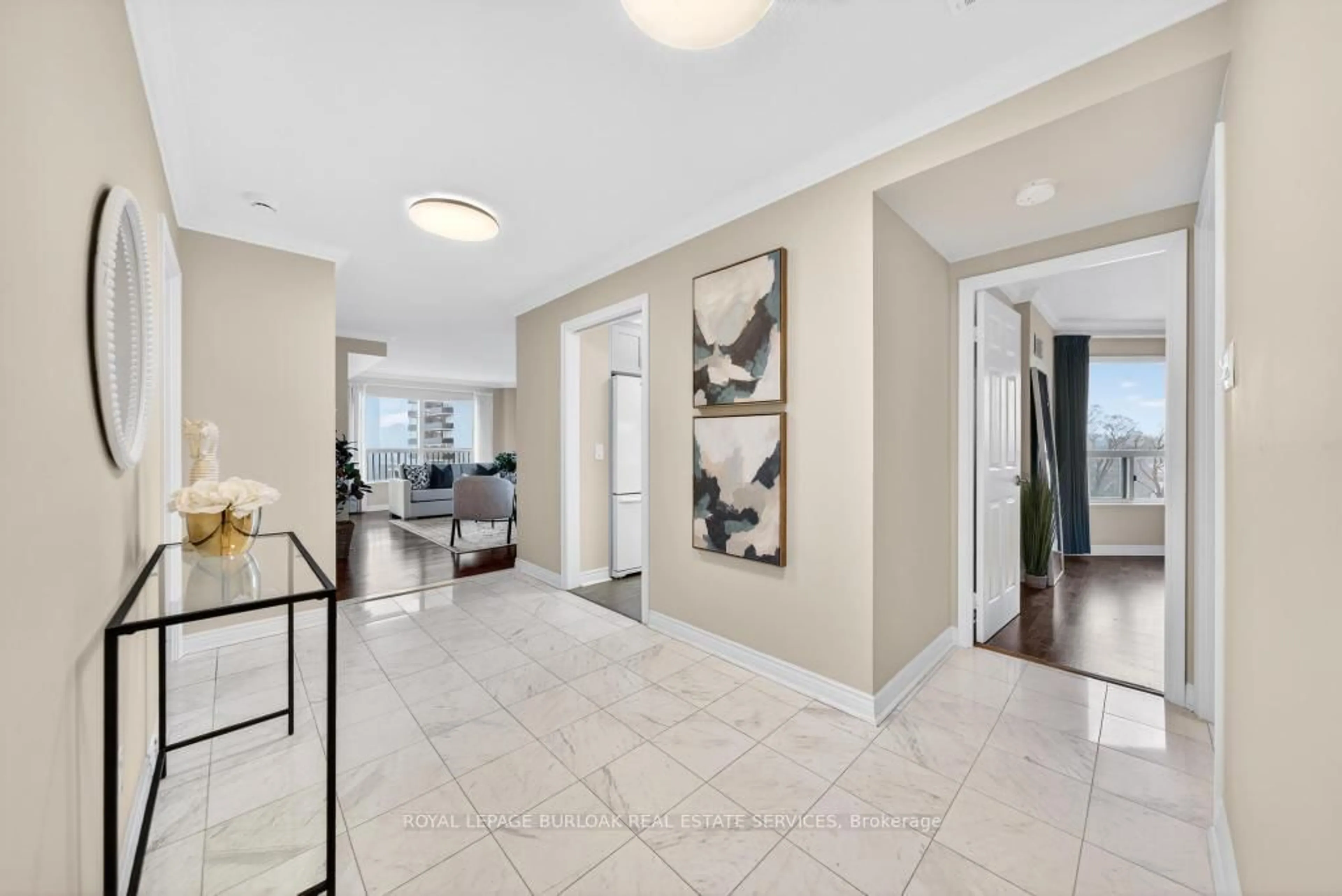 Indoor foyer for 2190 Lakeshore Rd #801, Burlington Ontario L7R 4K1