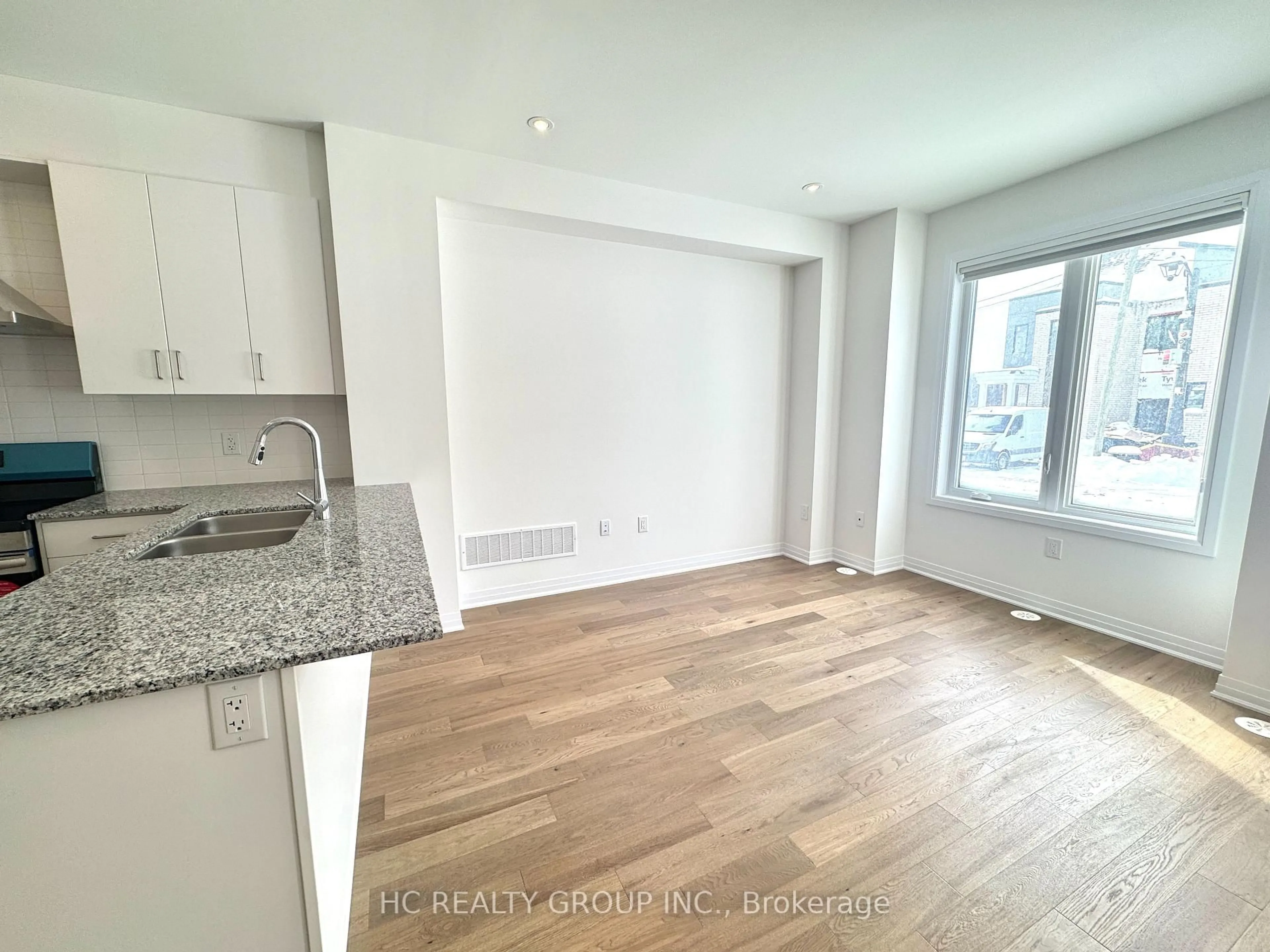 A pic of a room for 3219 Crystal Dr, Oakville Ontario L6M 5S8