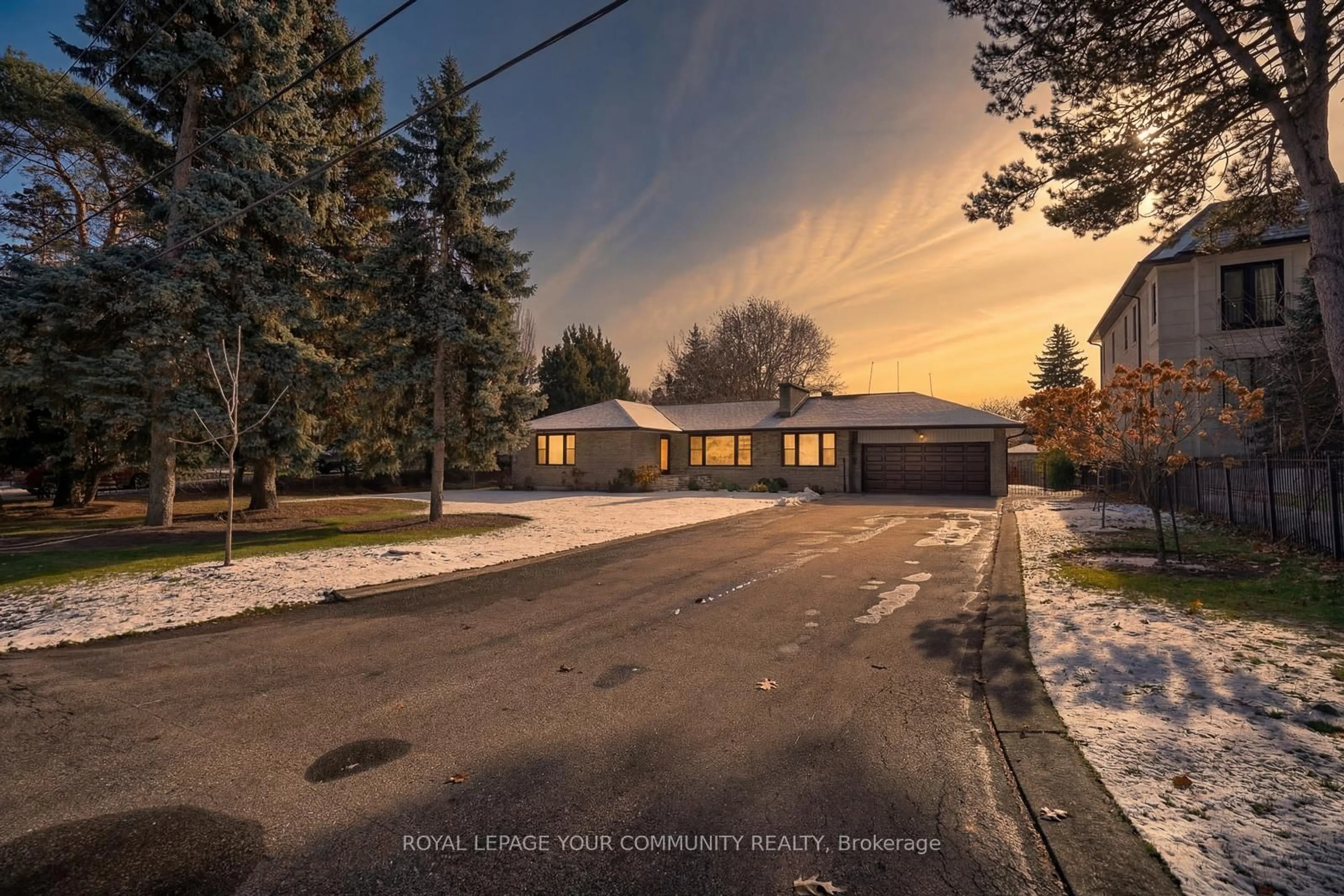 A pic from outside/outdoor area/front of a property/back of a property/a pic from drone, street for 9 Westmount Park Rd, Toronto Ontario M9P 1R4