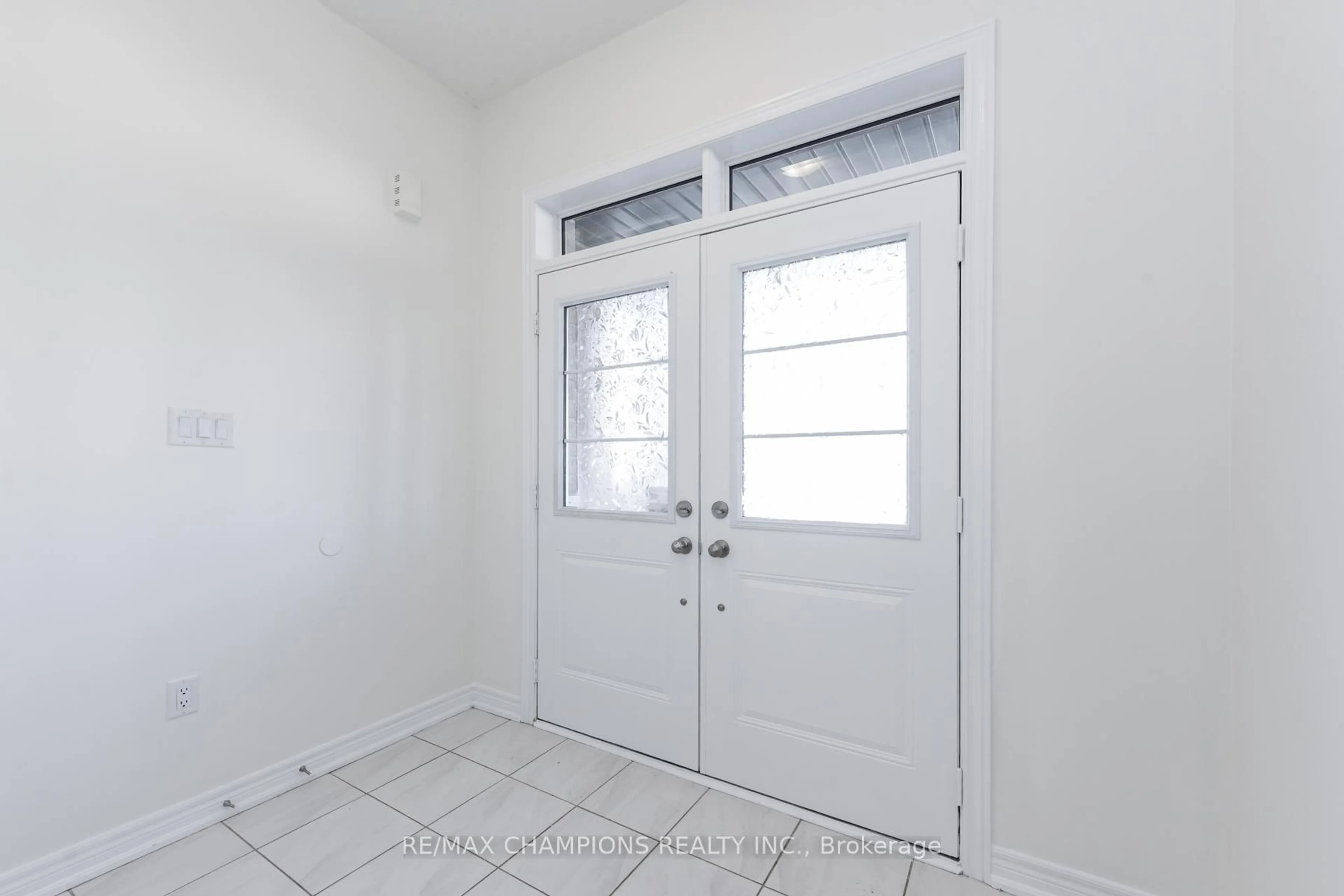 Indoor entryway for 121 Adventura Rd, Brampton Ontario L7A 0B7