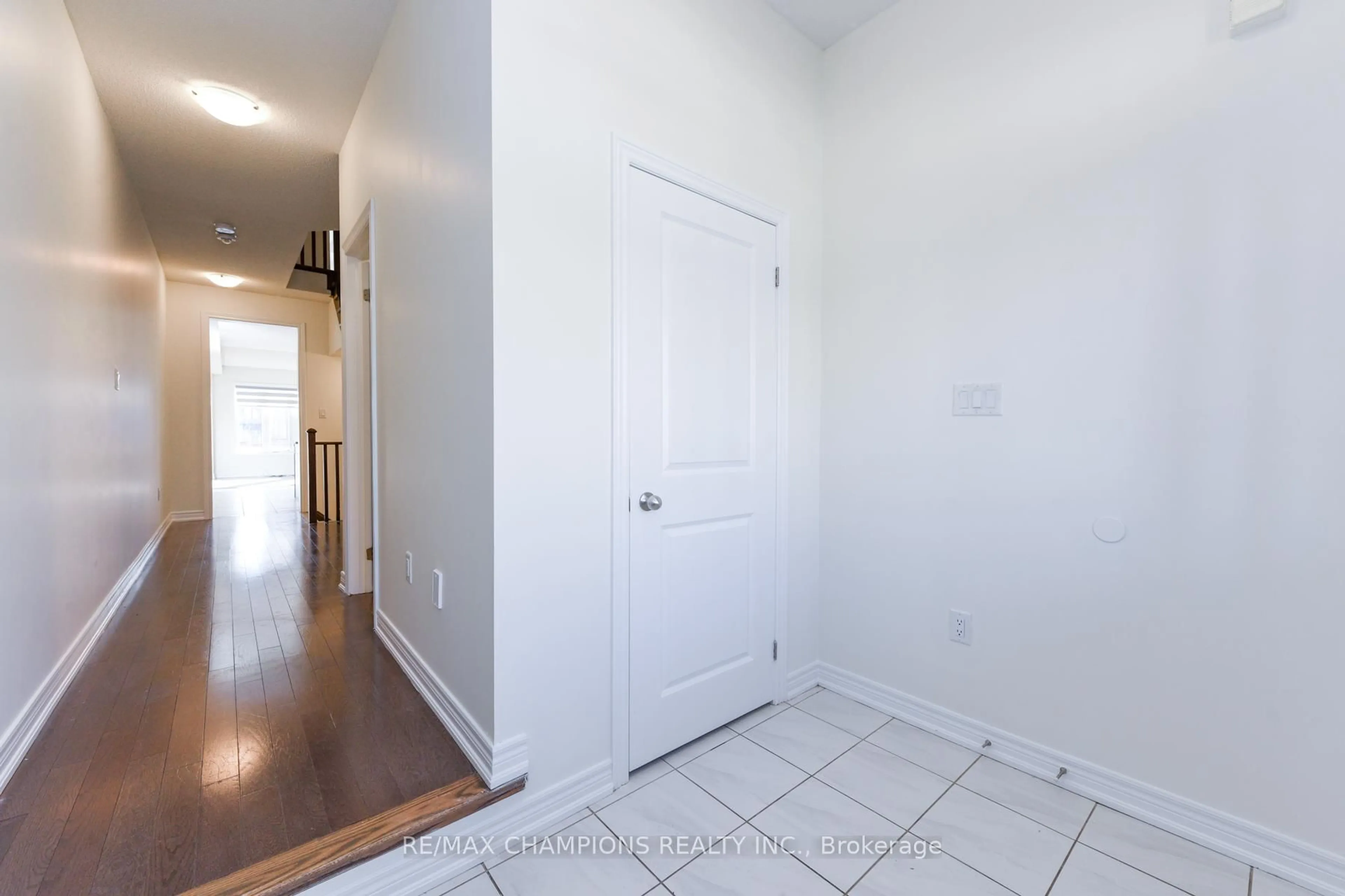 Indoor entryway for 121 Adventura Rd, Brampton Ontario L7A 0B7