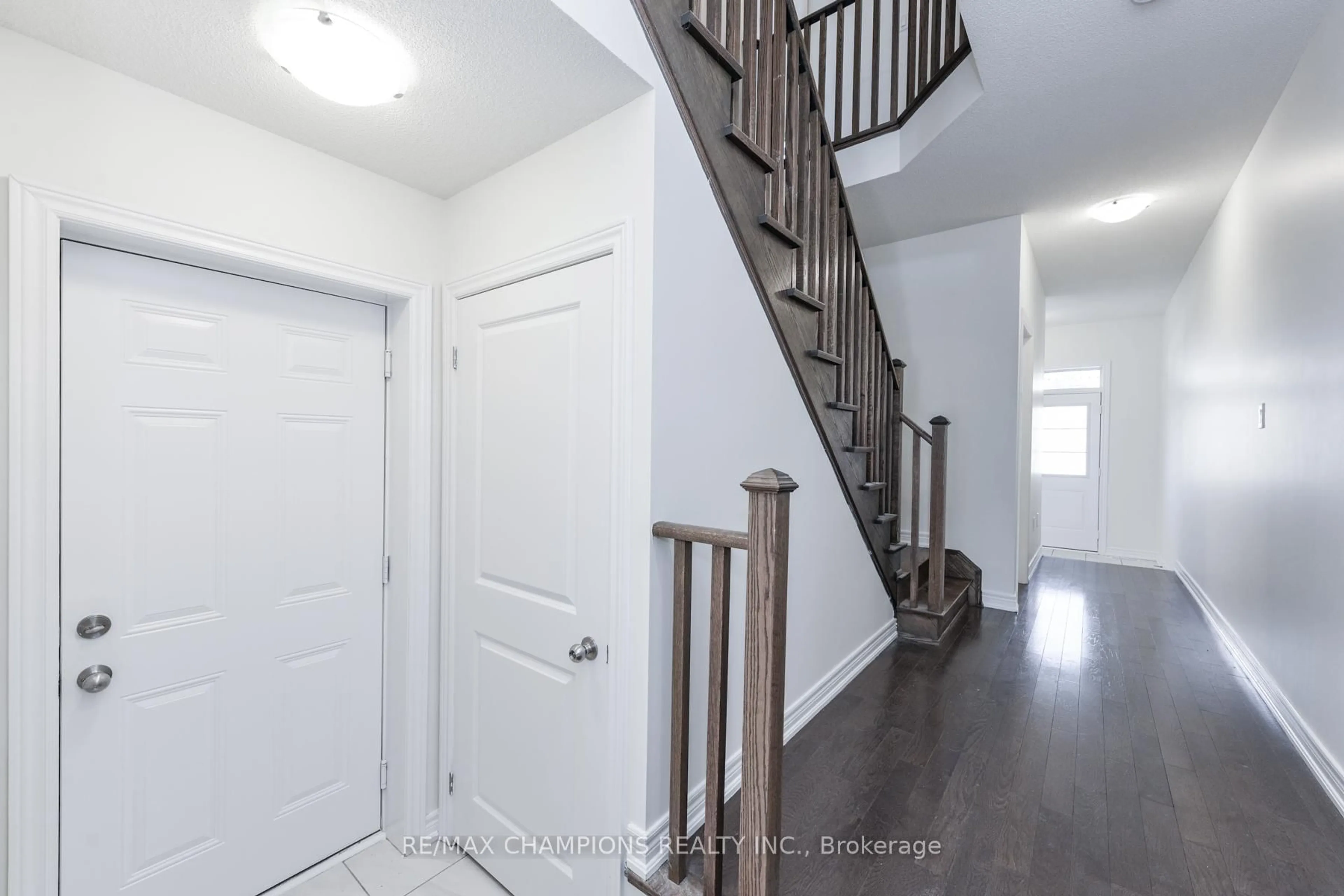 Indoor entryway for 121 Adventura Rd, Brampton Ontario L7A 0B7
