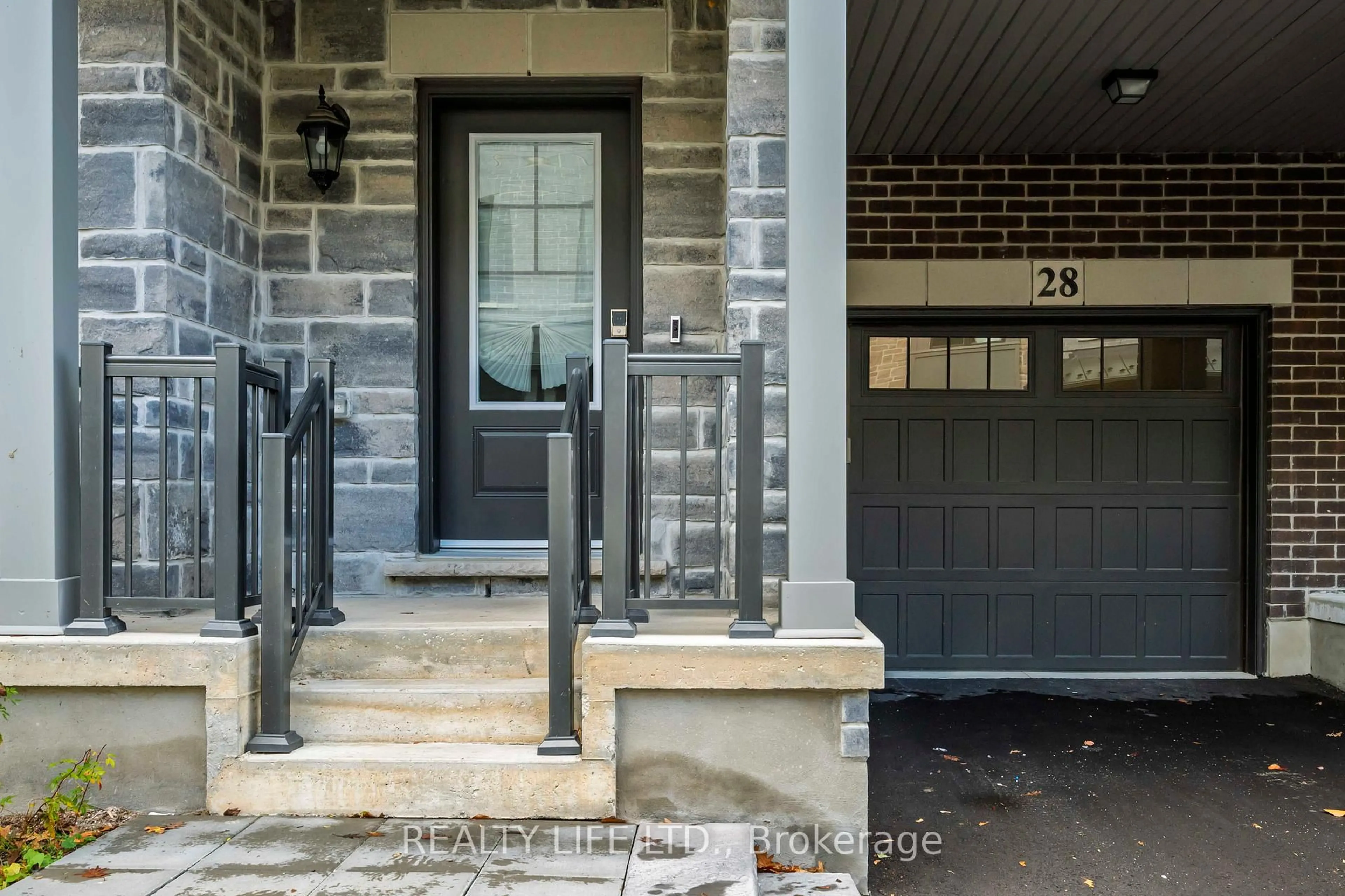 Indoor entryway for 28 Folcroft St, Brampton Ontario L6Y 6L3