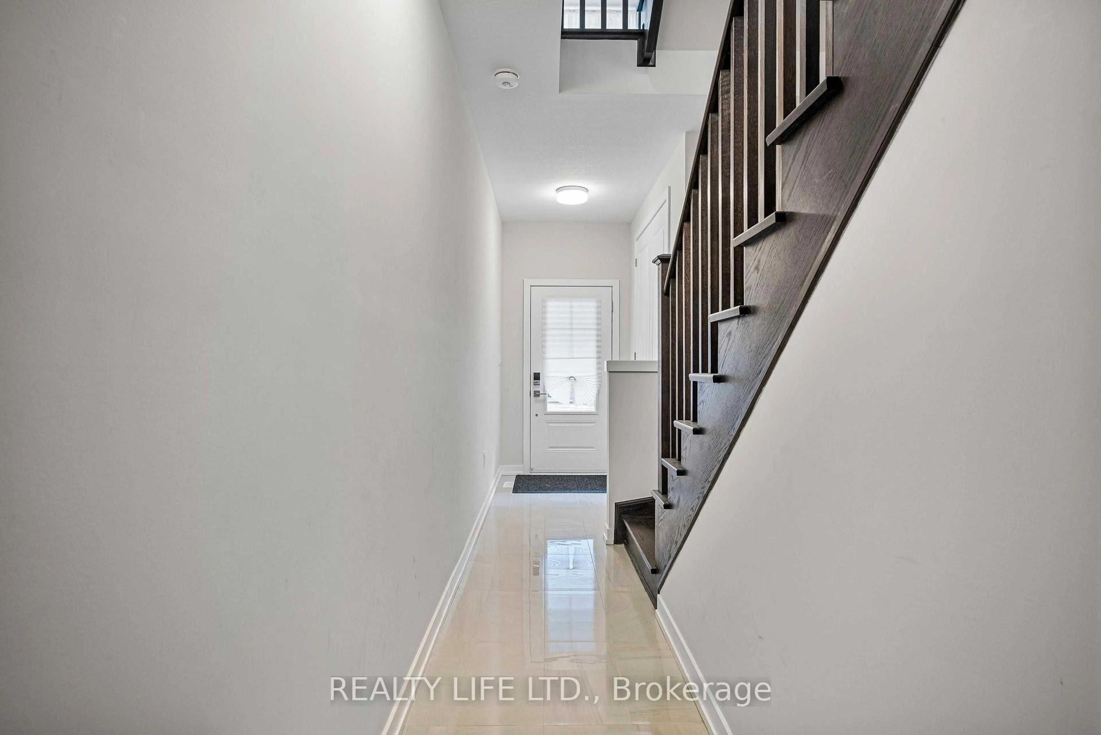 Indoor entryway for 28 Folcroft St, Brampton Ontario L6Y 6L3