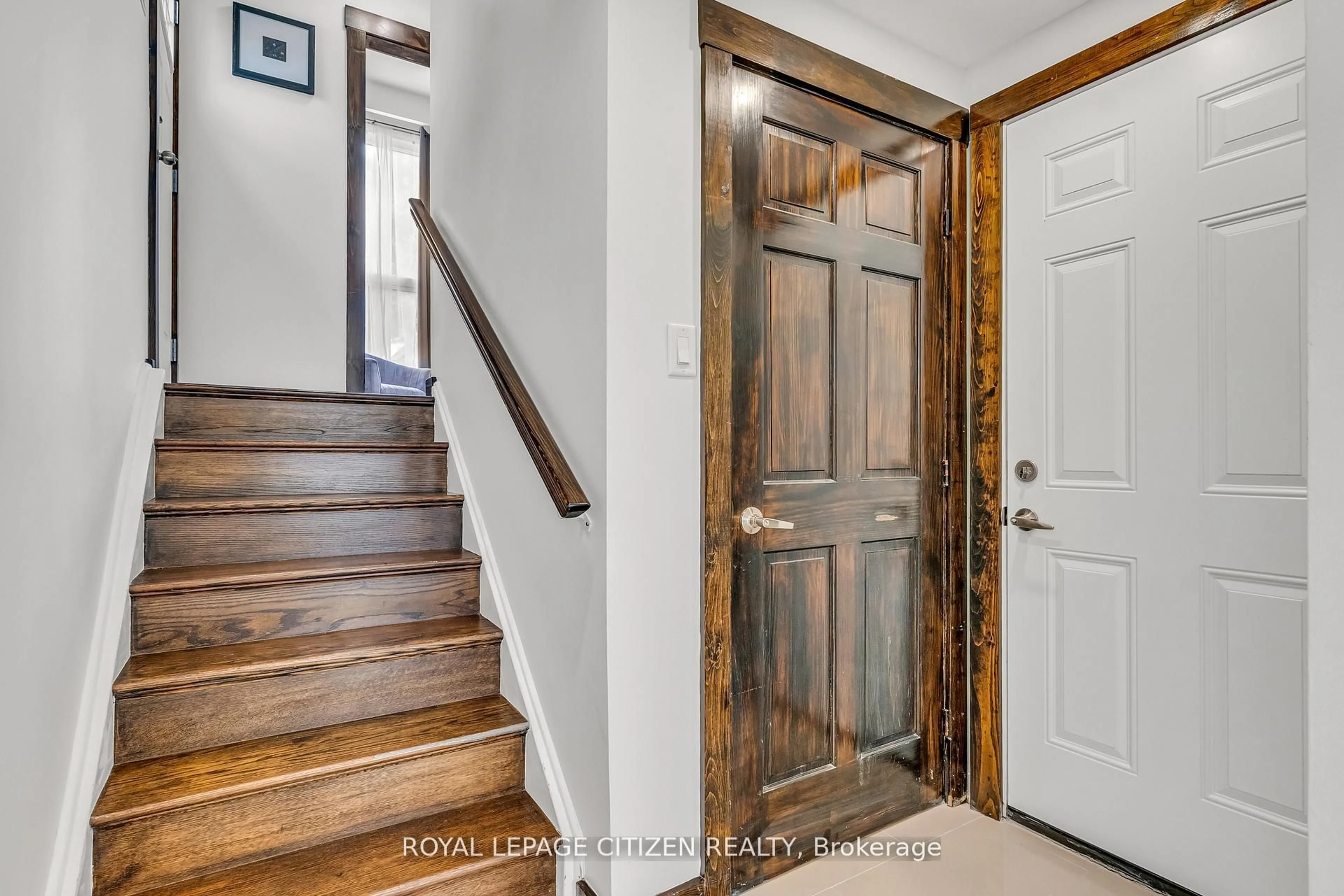 Indoor entryway for 7567 Wildfern Dr, Mississauga Ontario L4T 3P7
