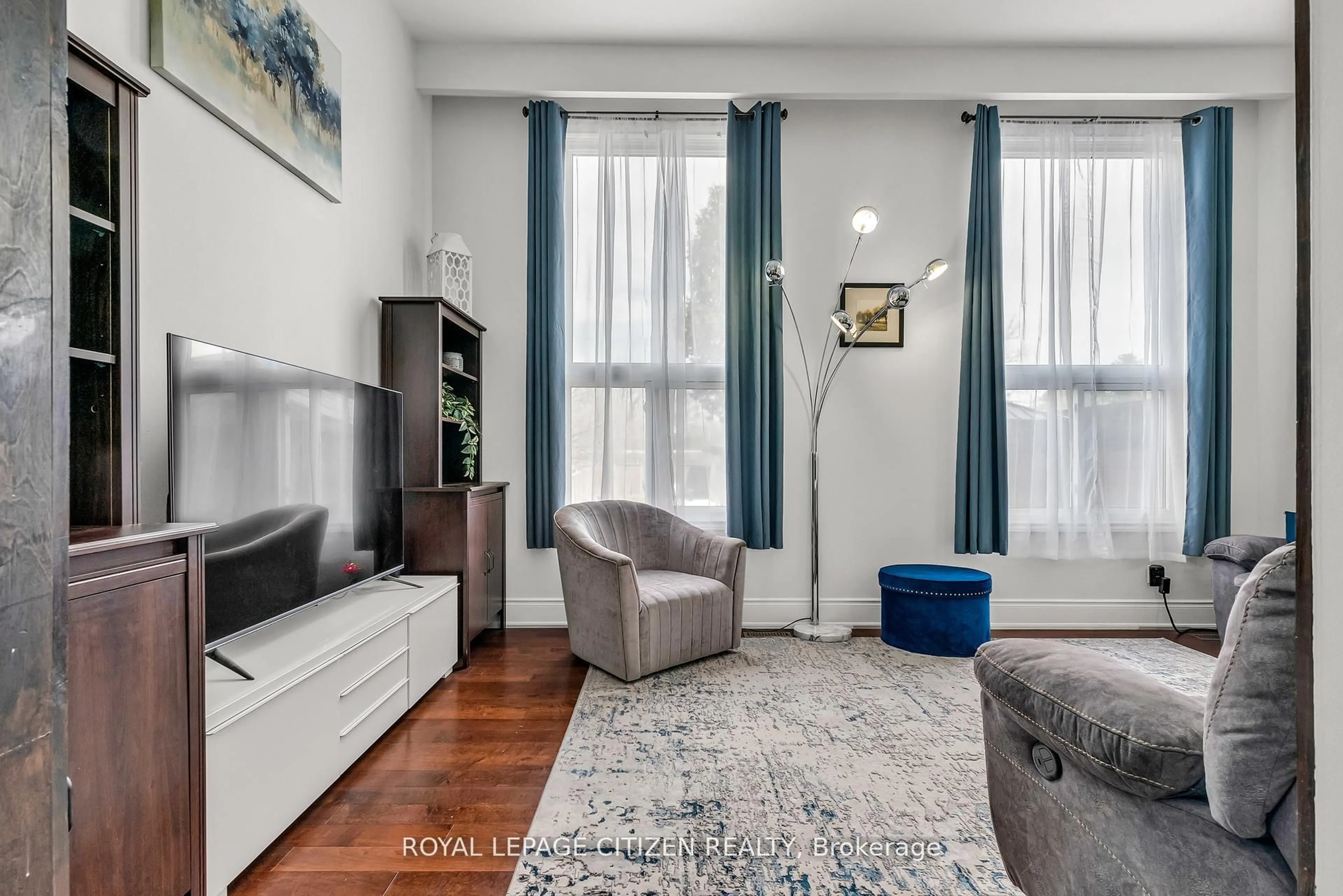 Living room with furniture, unknown for 7567 Wildfern Dr, Mississauga Ontario L4T 3P7