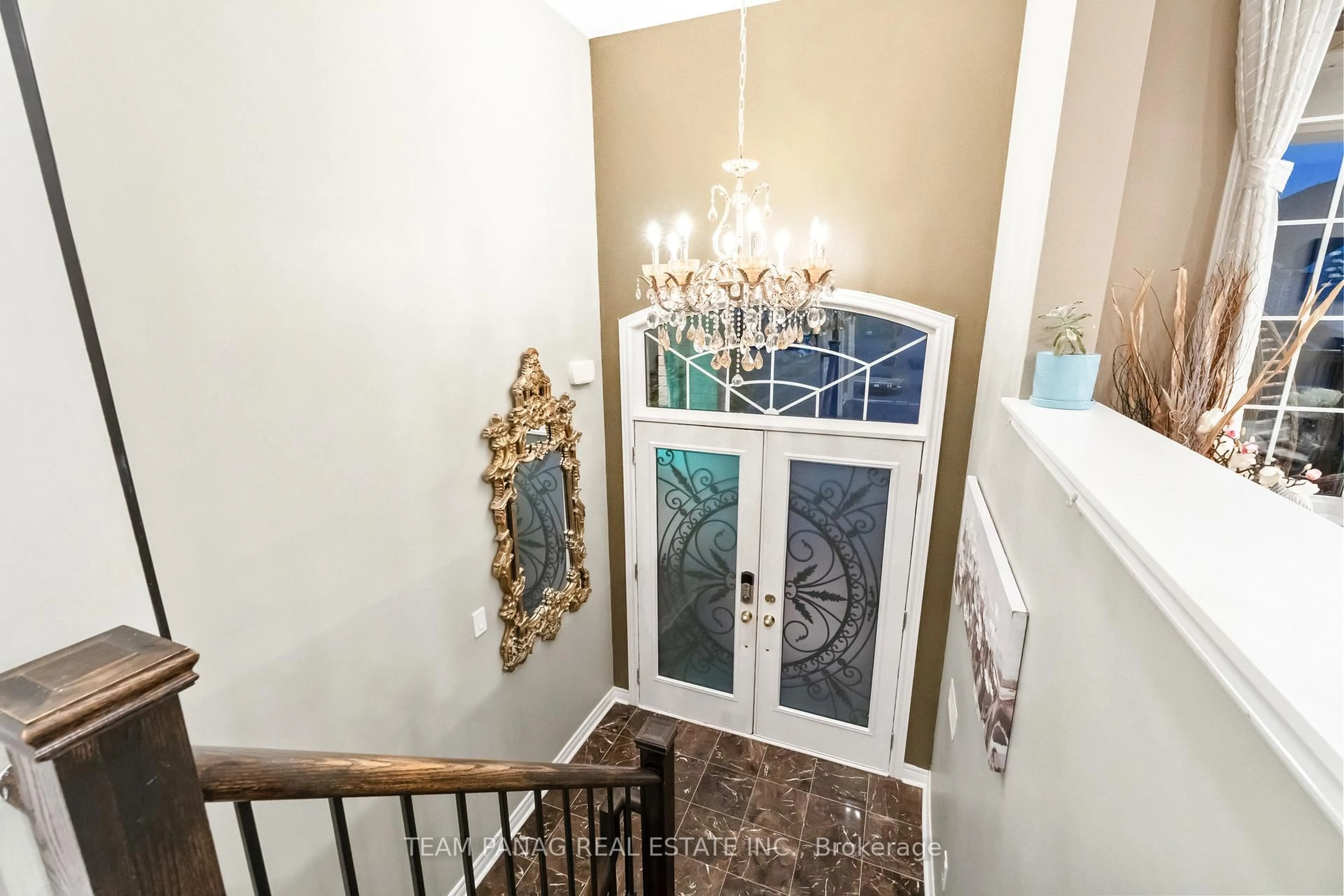 Indoor entryway for 22 Cedarsprings Way, Brampton Ontario L6R 0W1