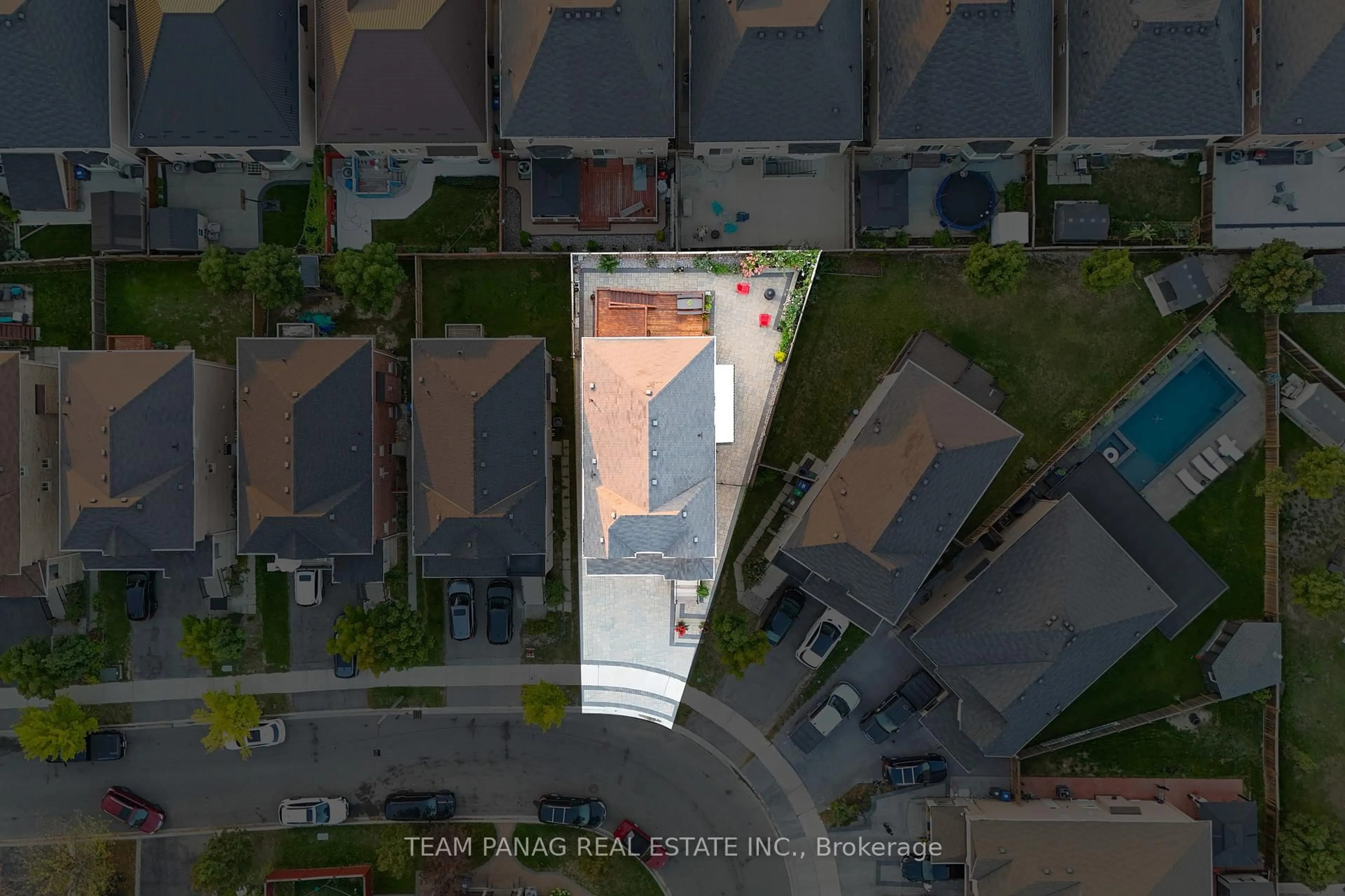 A pic from outside/outdoor area/front of a property/back of a property/a pic from drone, street for 22 Cedarsprings Way, Brampton Ontario L6R 0W1