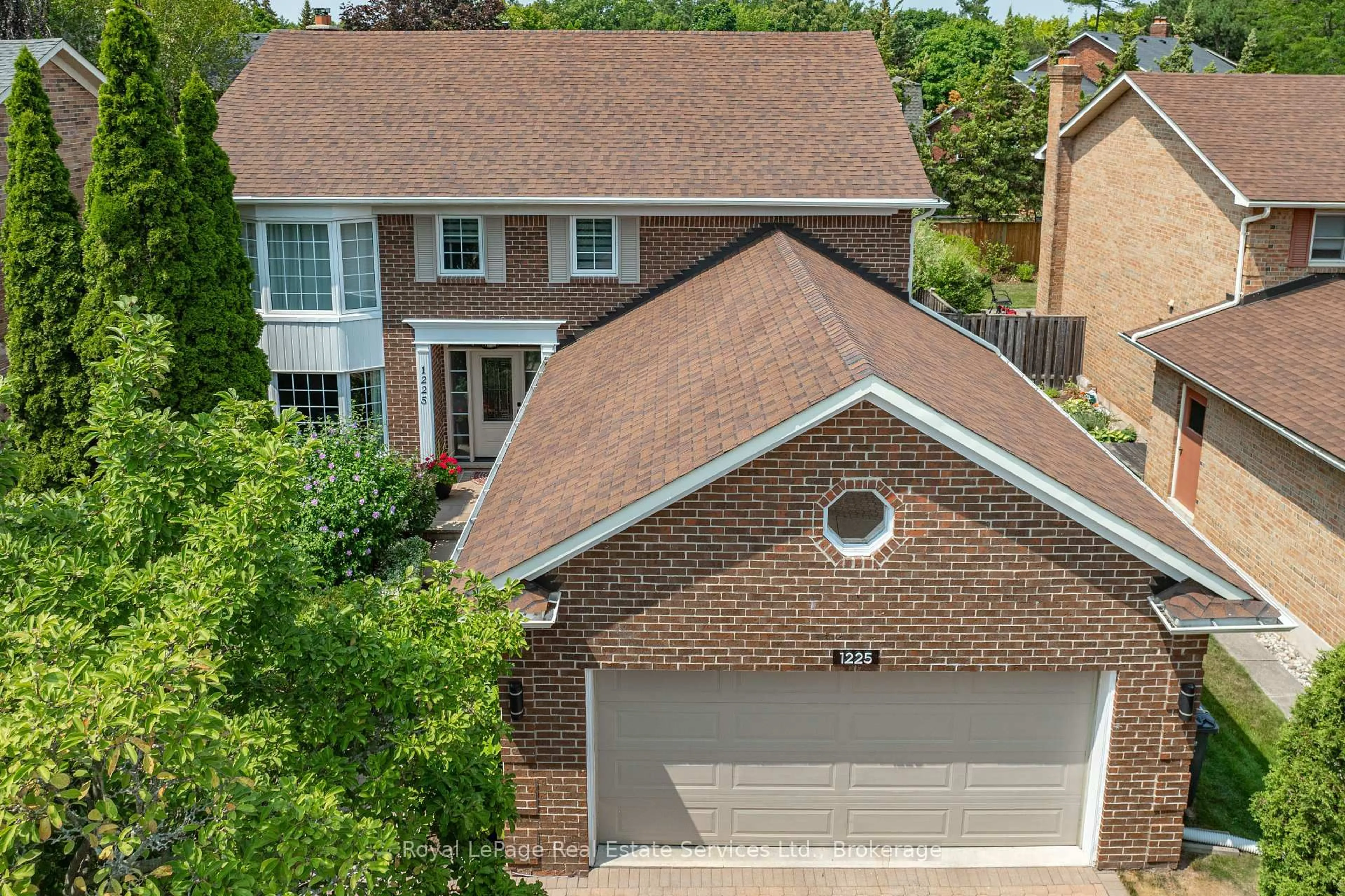 A pic from outside/outdoor area/front of a property/back of a property/a pic from drone, street for 1225 Old Post Dr, Oakville Ontario L6M 1A5