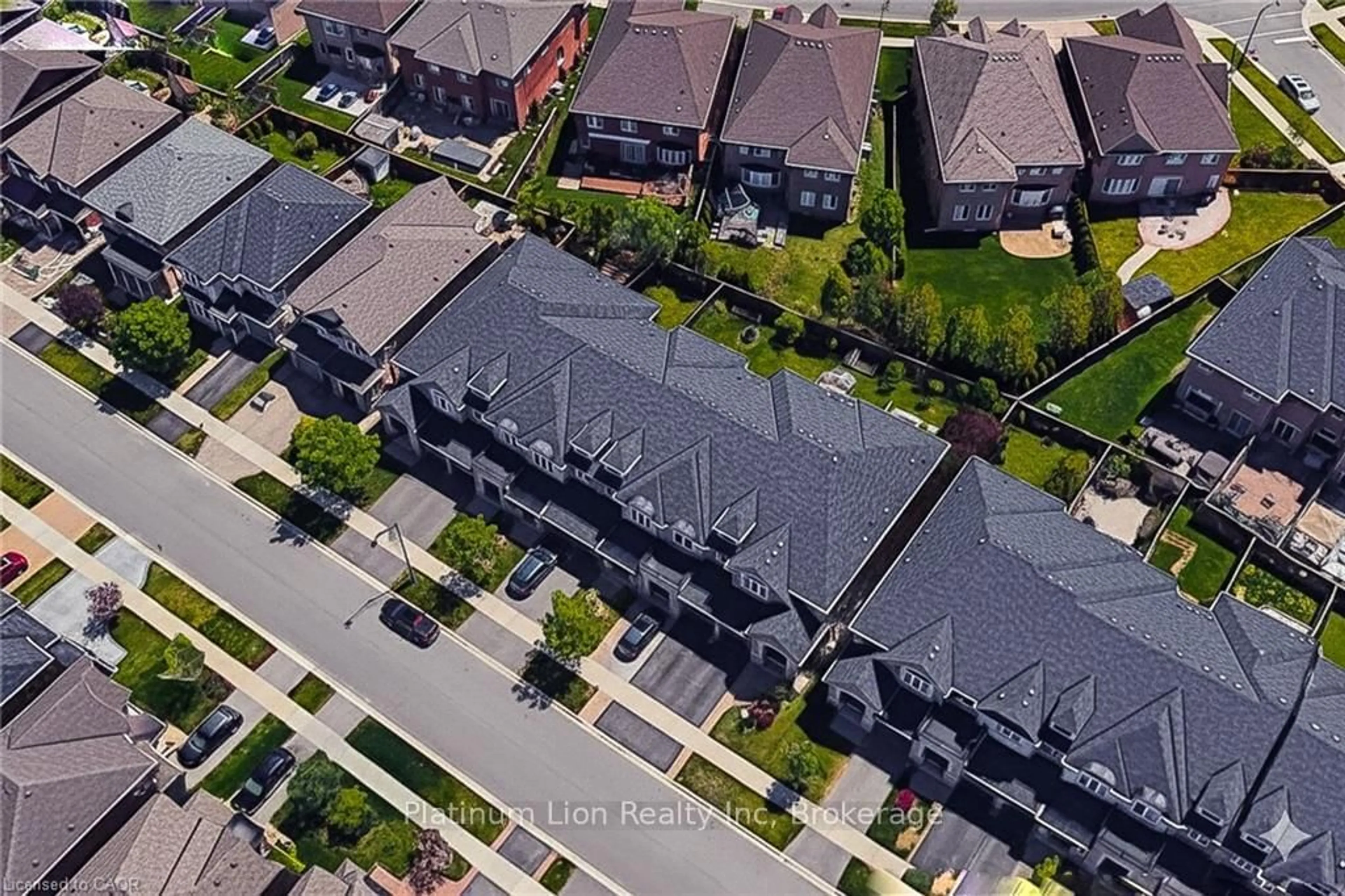 A pic from outside/outdoor area/front of a property/back of a property/a pic from drone, street for 3362 Whilabout Terr, Oakville Ontario L6L 0A8