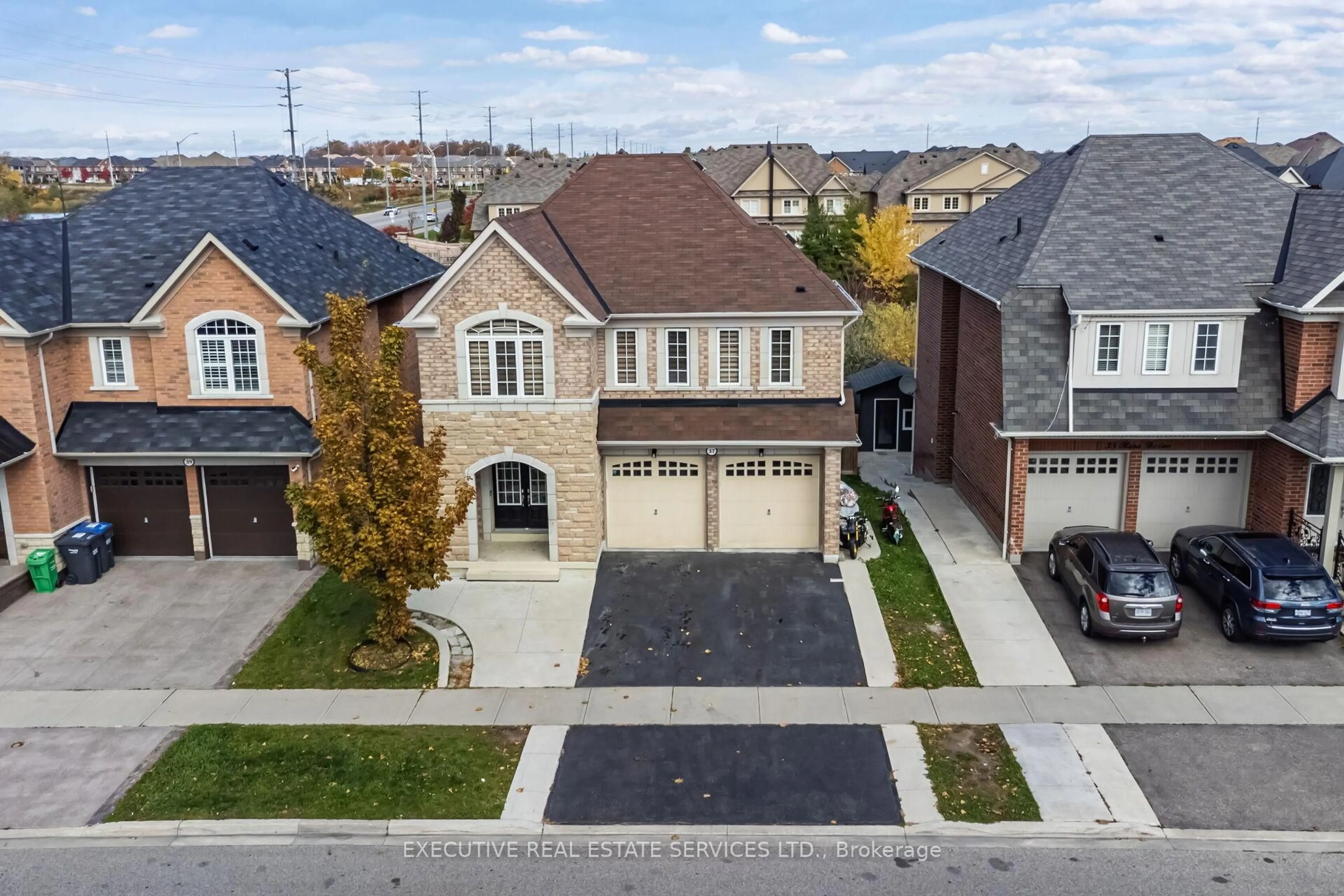 A pic from outside/outdoor area/front of a property/back of a property/a pic from drone, street for 37 Ross Dr, Brampton Ontario L6R 3S7