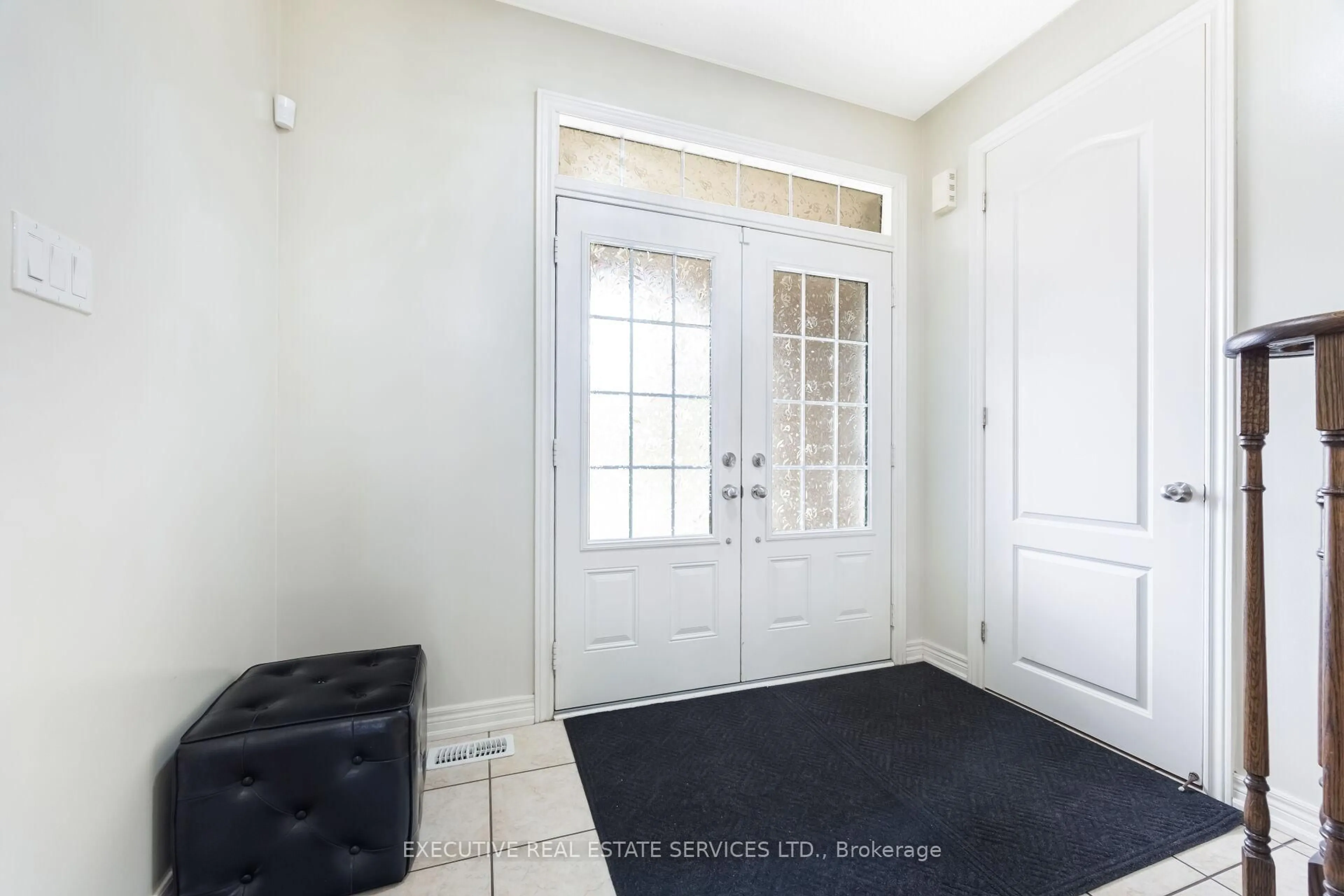 Indoor entryway for 37 Ross Dr, Brampton Ontario L6R 3S7
